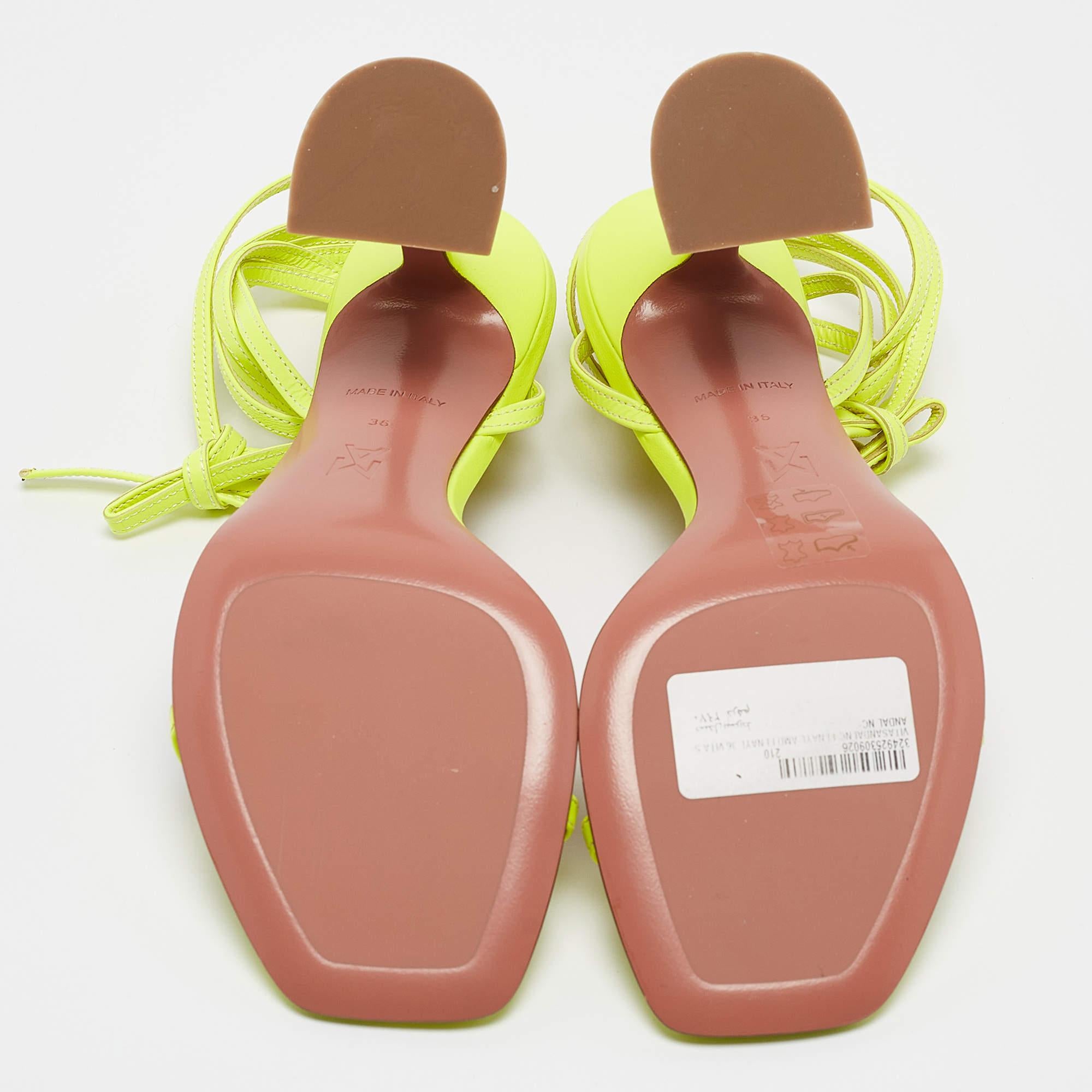 Sandalias con tira al tobillo Amina Muaddi de piel verde Vita talla 36 en venta 1