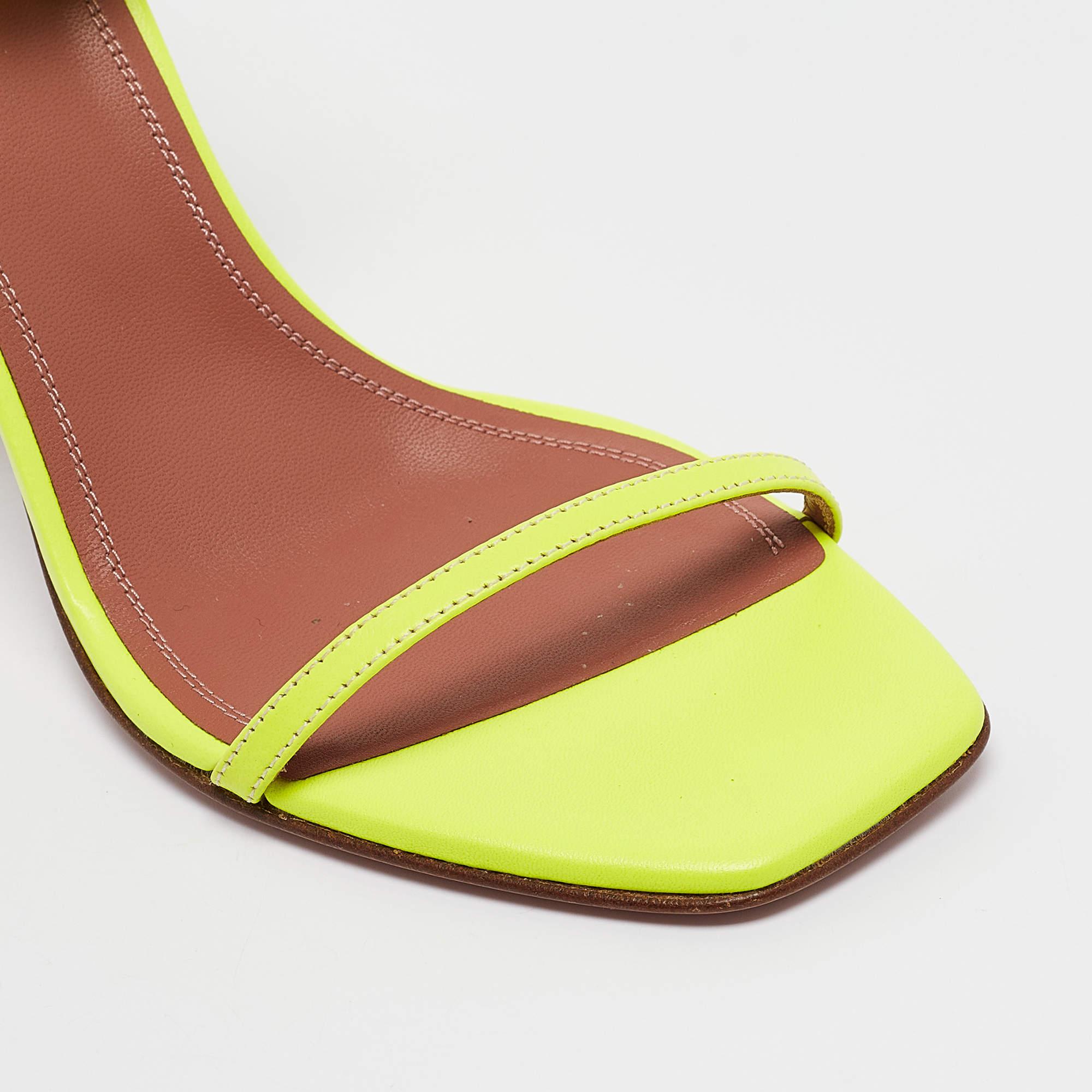 Sandalias con tira al tobillo Amina Muaddi de piel verde Vita talla 36 en venta 2