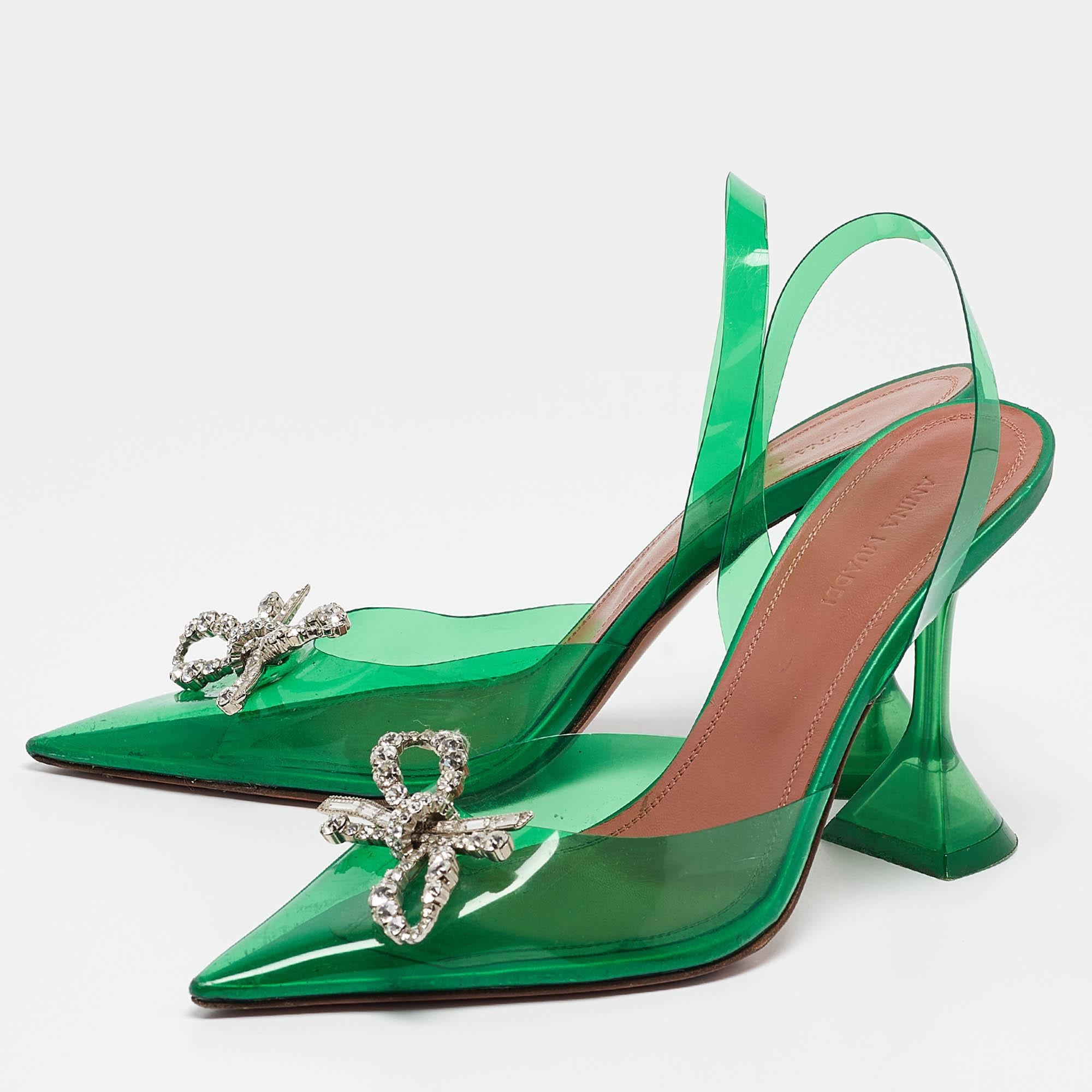 Faites preuve de chic avec ces escarpins de créateur. Ils présentent des talons robustes et des semelles durables, parfaits pour vos sorties à la mode.