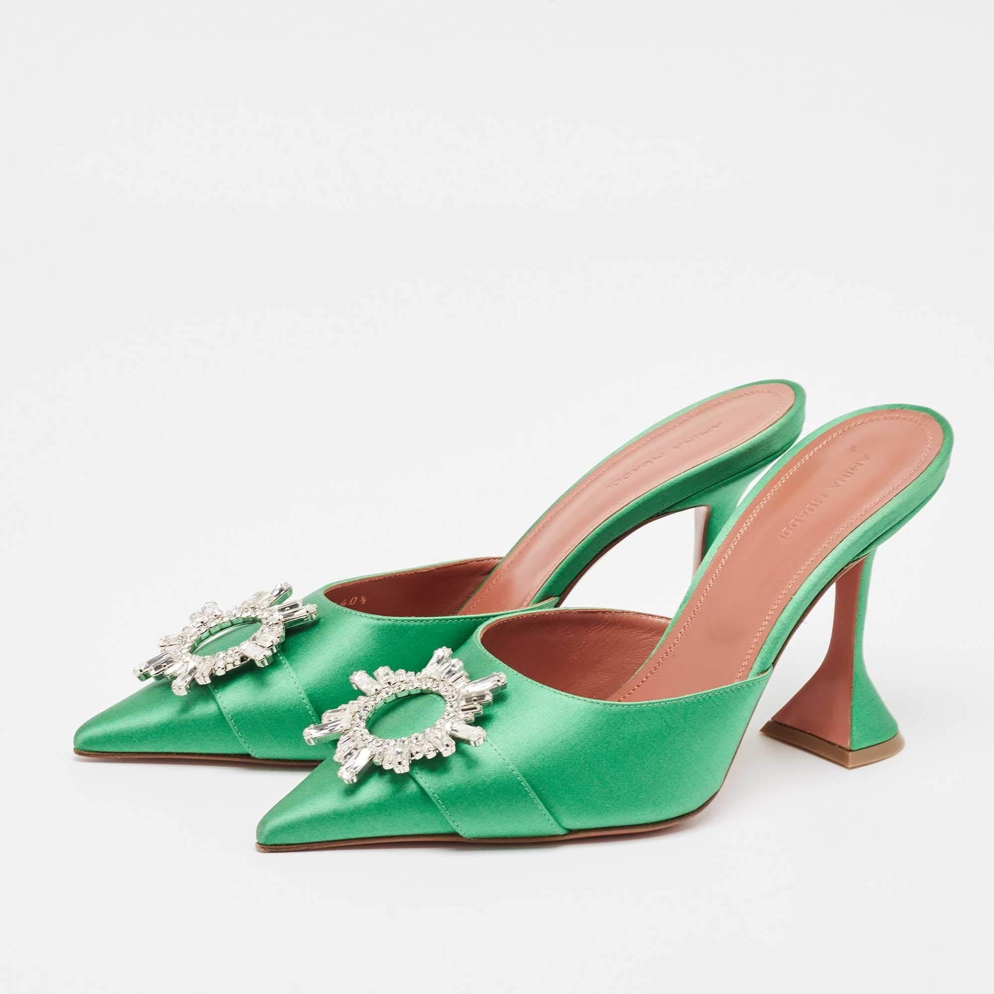 Confectionné dans une teinte élégante  nous adorons ces mules Amina Muaddi. Conçu pour faire une déclaration  Ils ont une silhouette élégante et une belle coupe. Portez-les sous une jupe longue pour une touche de glamour.  ou laissez-les briller