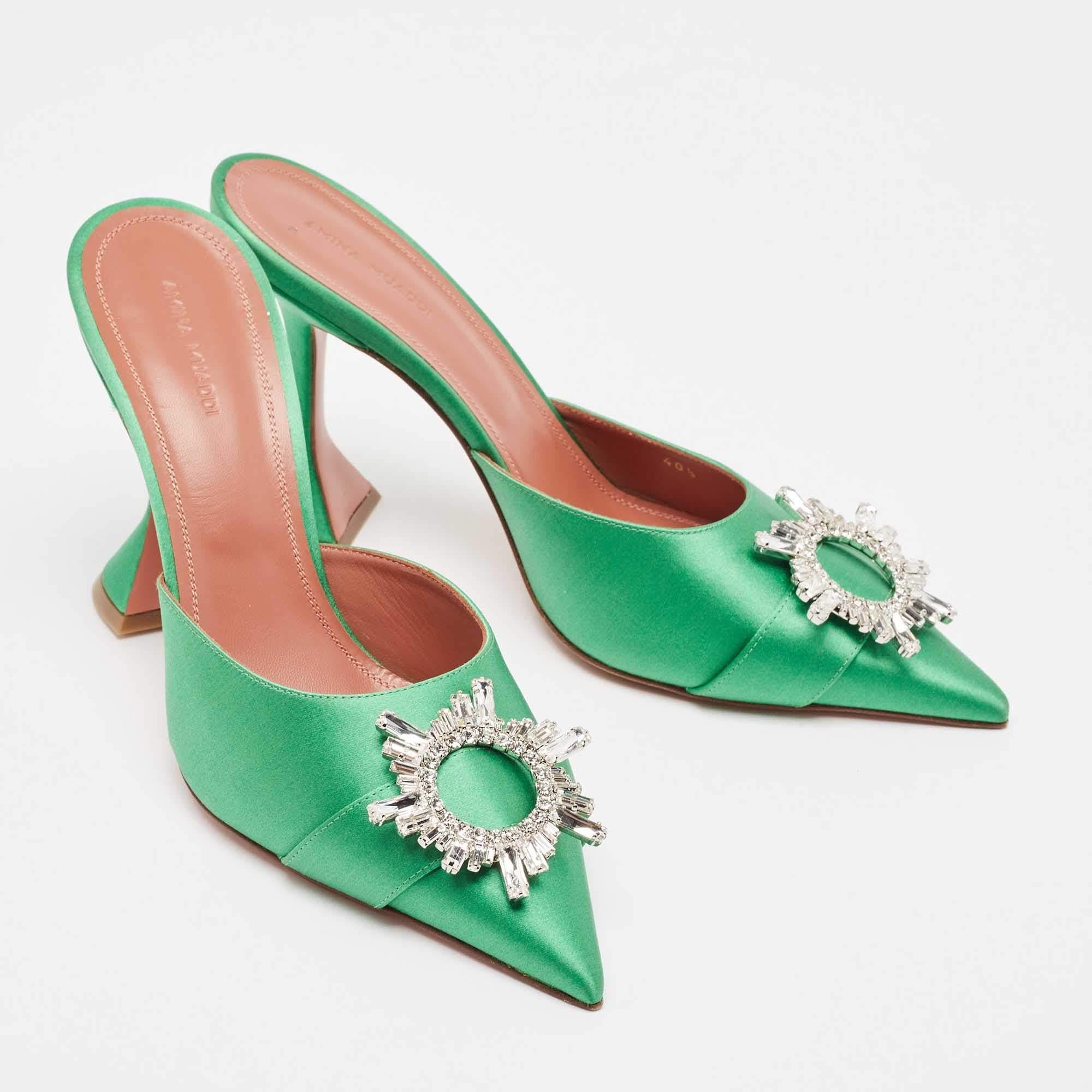 Amina Muaddi Mules à bout pointu en satin vert ornées de cristaux Begum Taille 40,5 Neuf à Dubai, Al Qouz 2