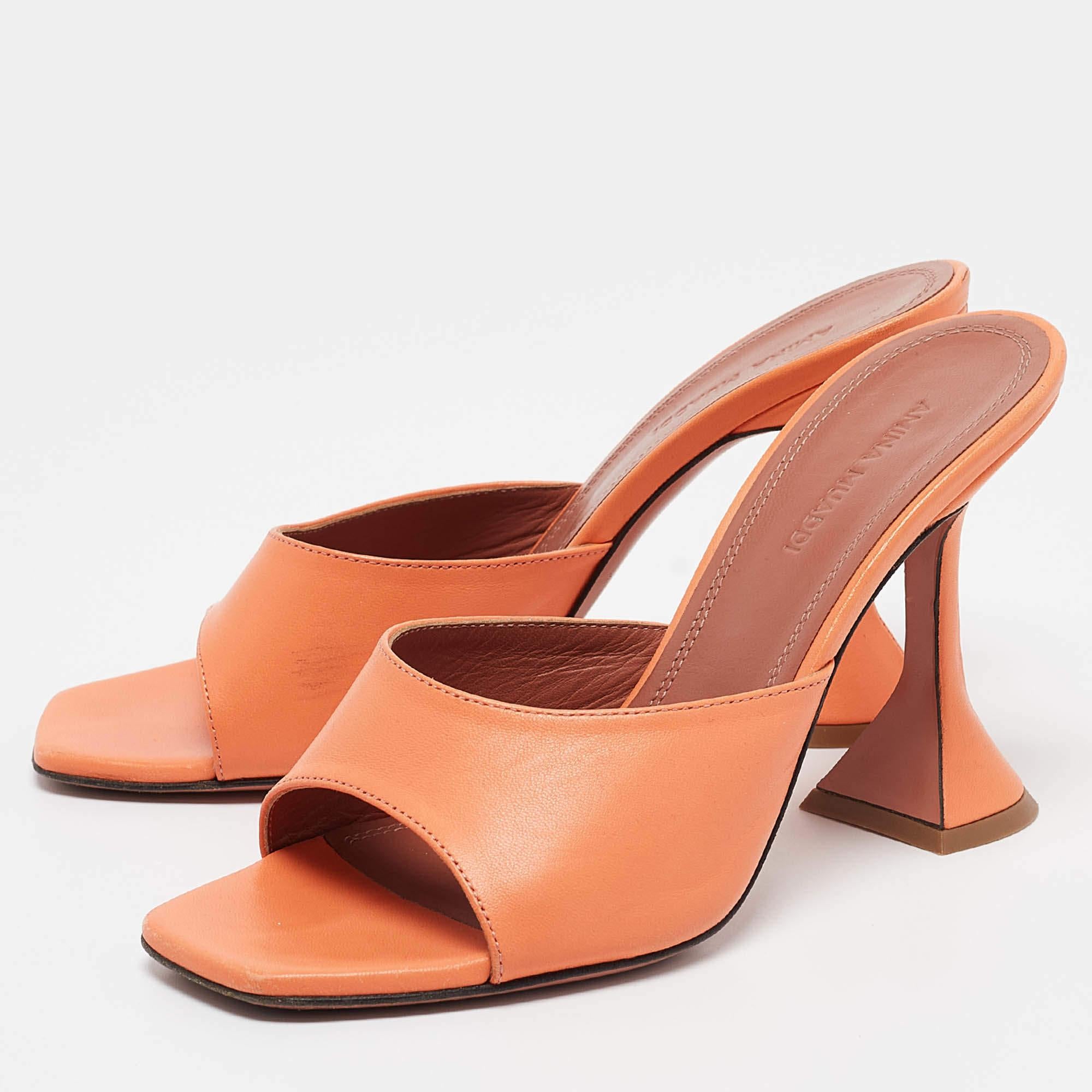 Questi sandali incorniceranno i tuoi piedi in modo elegante. Realizzate con materiali di qualità, presentano un design di classe e solette confortevoli.