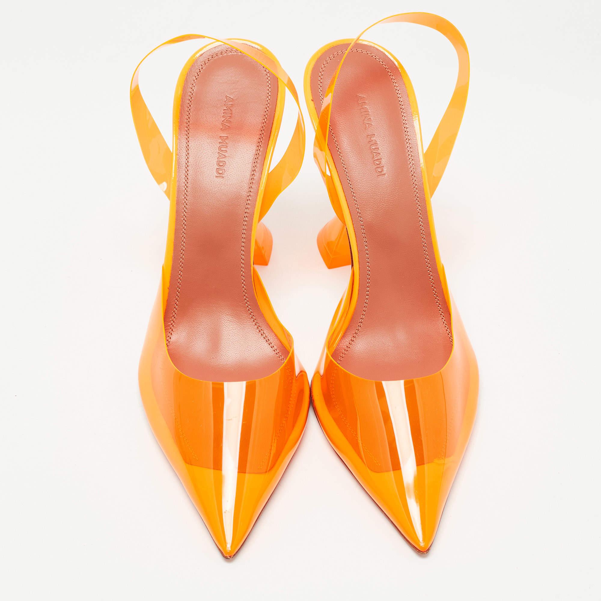 Amina Muaddi est probablement l'un des noms les plus en vogue actuellement dans le monde de la chaussure de créateur. La marque a réussi à s'emparer des caddies, des placards et des cœurs des amateurs de chaussures. Les talons pyramidaux (désormais