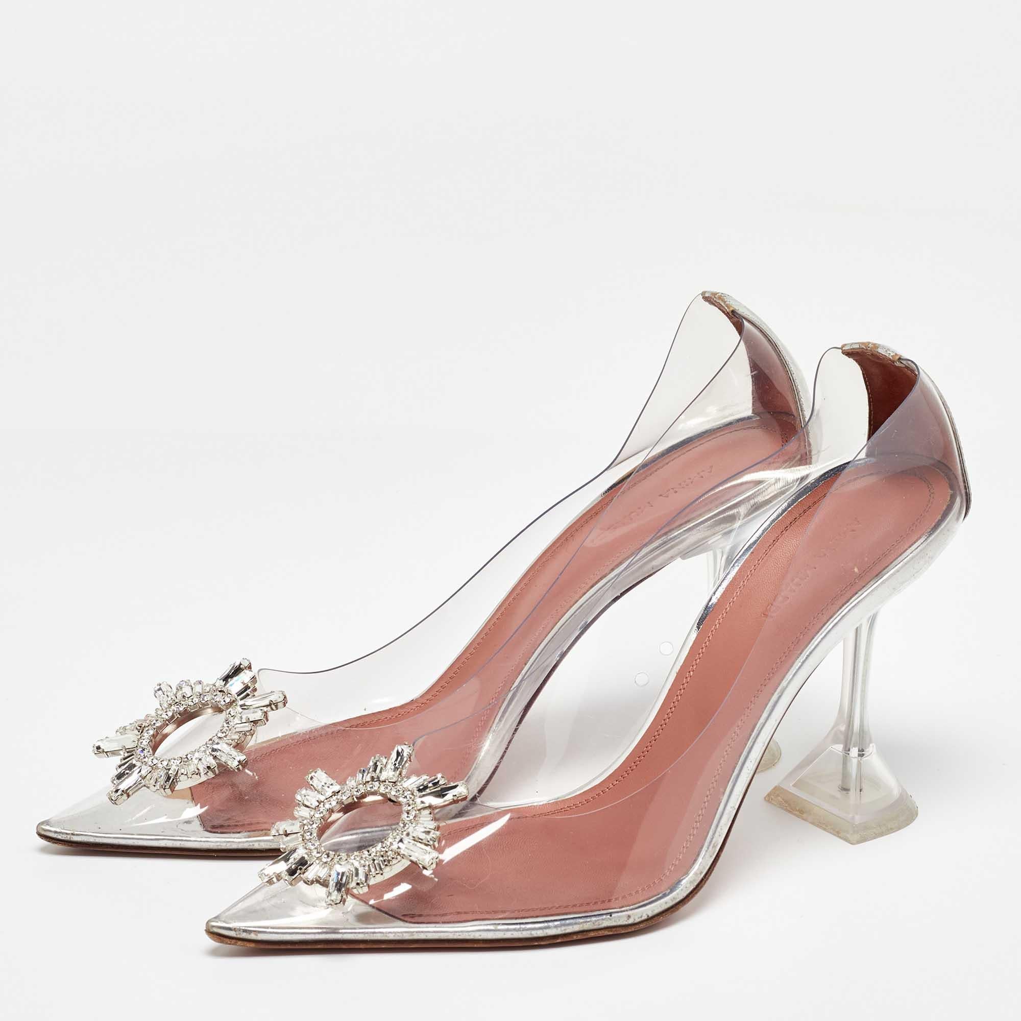 Tallada perfectamente en una silueta femenina  estos zapatos de salón de Amina Muaddi denotan con precisión la artesanía y el estilo de la marca. Están hechos de PVC con delicados adornos de cristal que realzan los dedos puntiagudos. Estas bombas