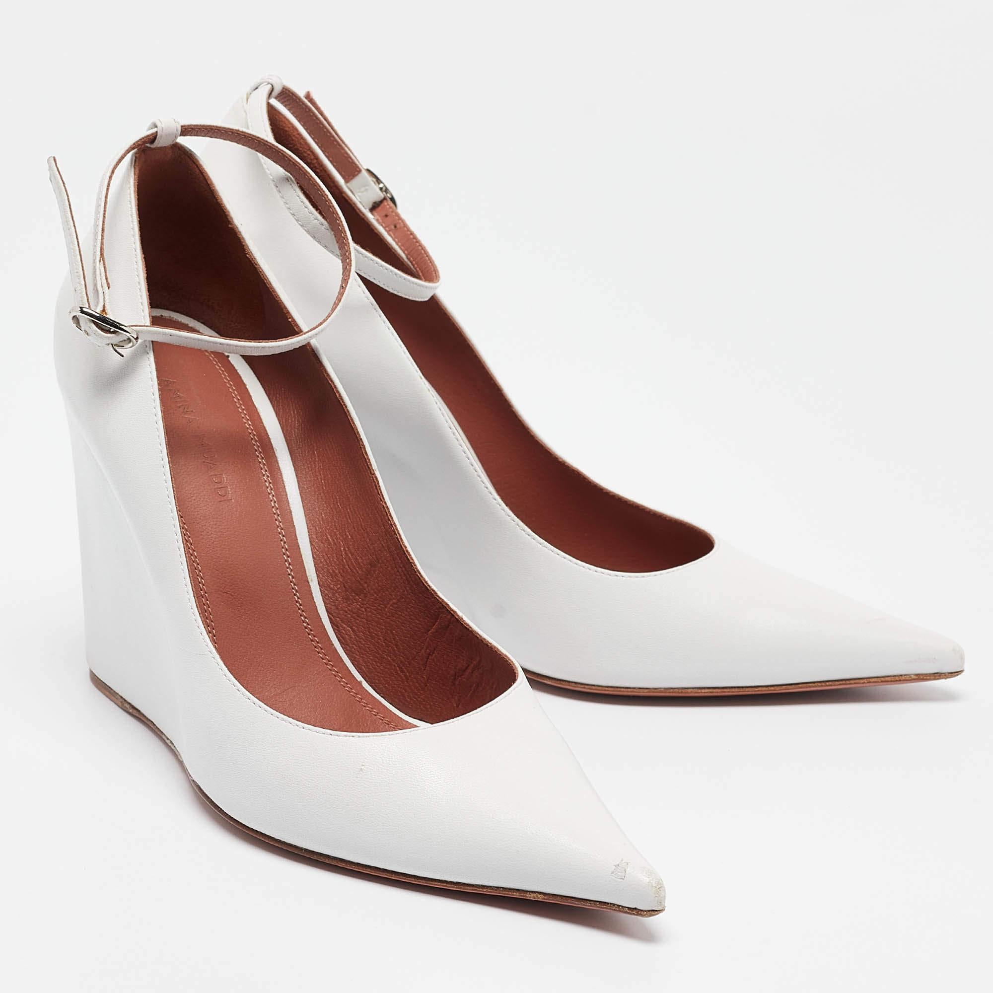 Amina Muaddi escarpins compensés en cuir blanc taille 37 Bon état - En vente à Dubai, Al Qouz 2