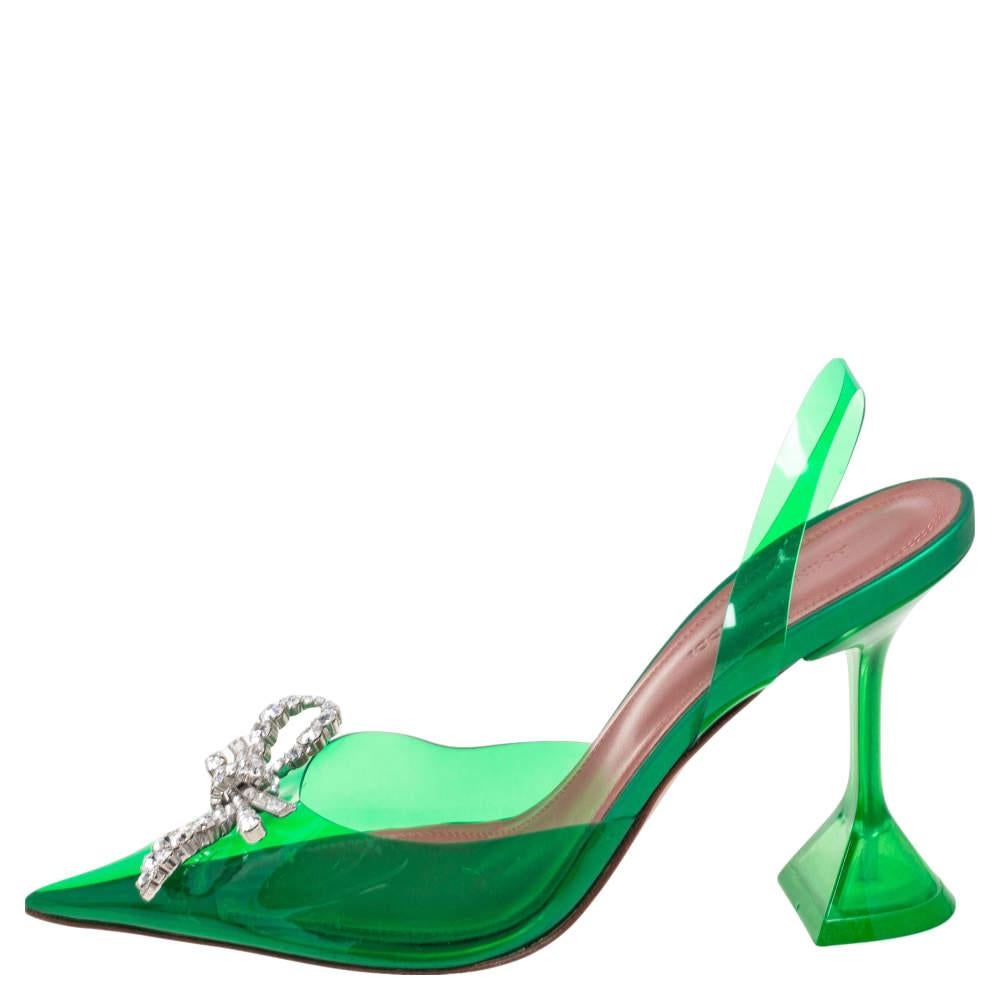 Luxueux et dotés d'un design emblématique, ces magnifiques escarpins Rosie d'Amina Muaddi x Browns apporteront une touche de luxe à vos tenues. Elles sont réalisées en PVC vert, avec un motif orné de cristaux placé sur les orteils pointus. Leur