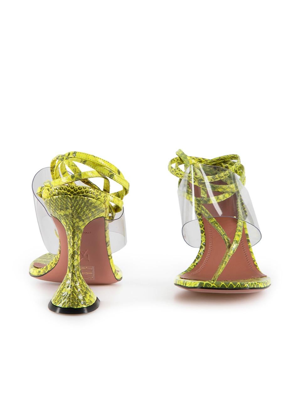 Beige Amina Muaddi Zula 95 - Sandales serpent en cuir jaune taille IT 40 en vente