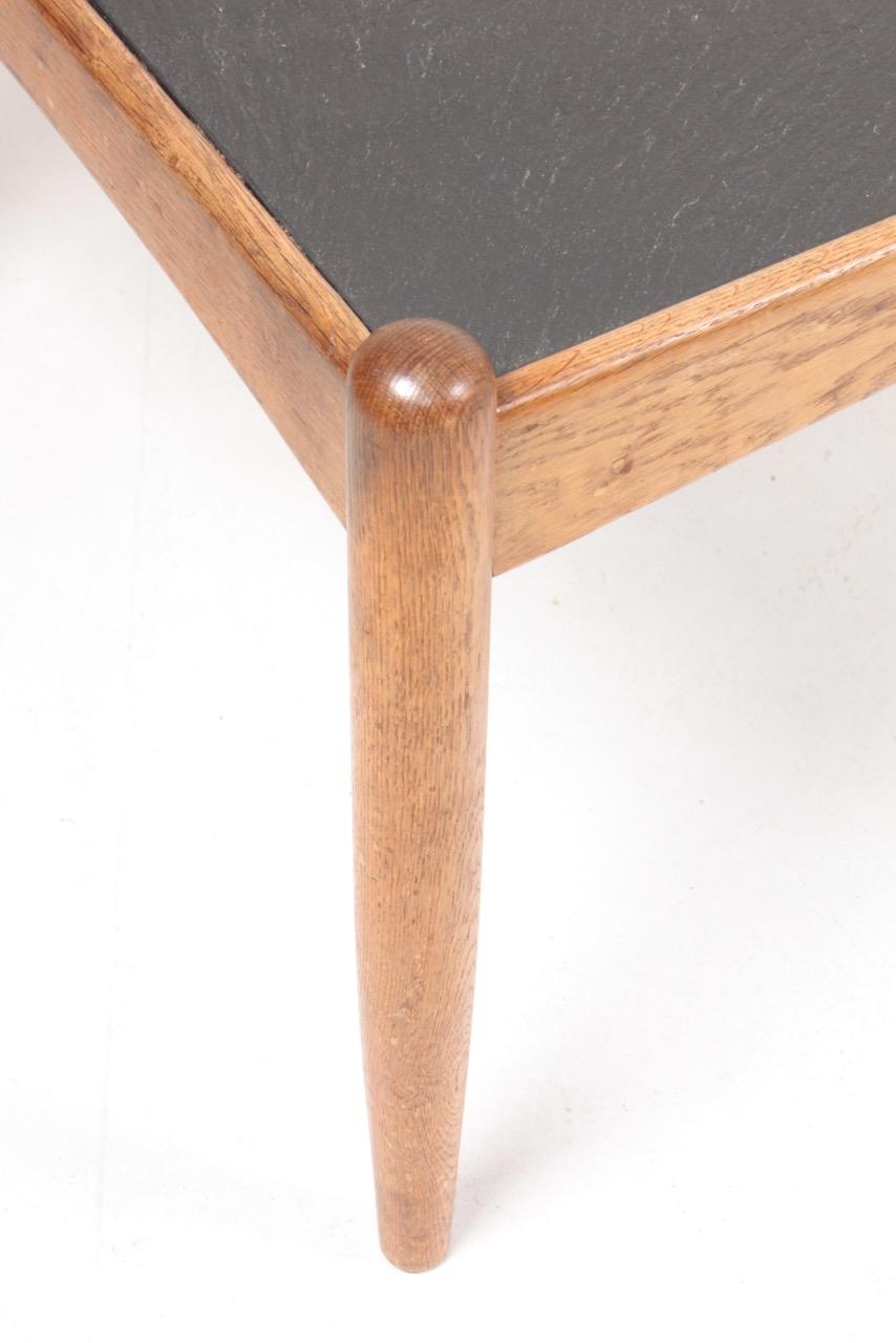 Niedriger Tisch aus Eiche mit Schieferplatte. Entworfen von Eric Merthen. Hergestellt in Schweden in den 1960er Jahren. Toller Originalzustand.