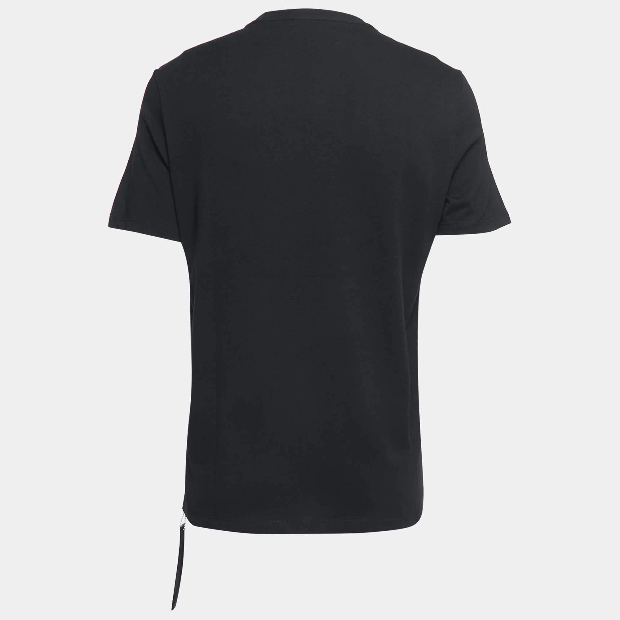 Get the comfort and the right casual style with this designer T-shirt. Designed to be reliable and durable, the creation has a simple neckline and signature detailing.

