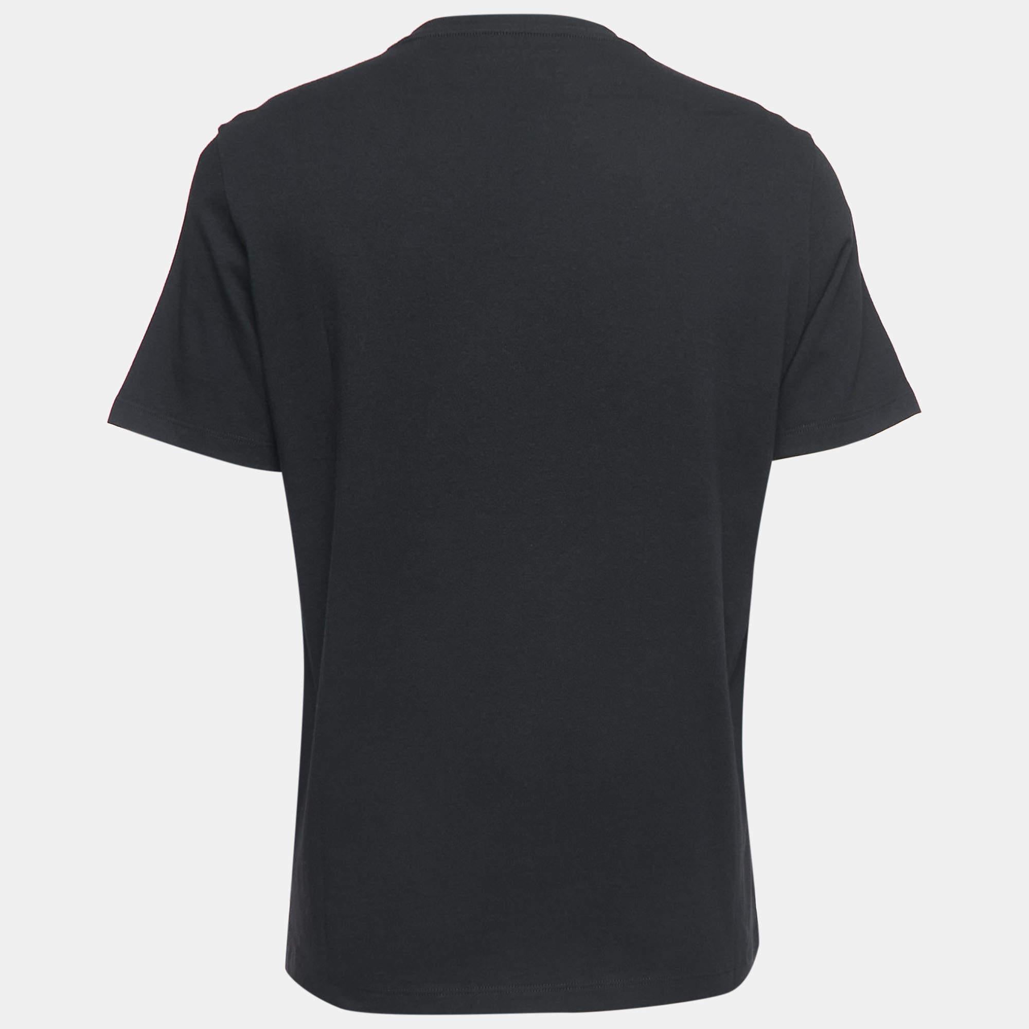 Whether you want to go out on casual outings with friends or just want to lounge around, this t-shirt is a versatile piece and can be styled in many ways. It has been made using fine fabric.

