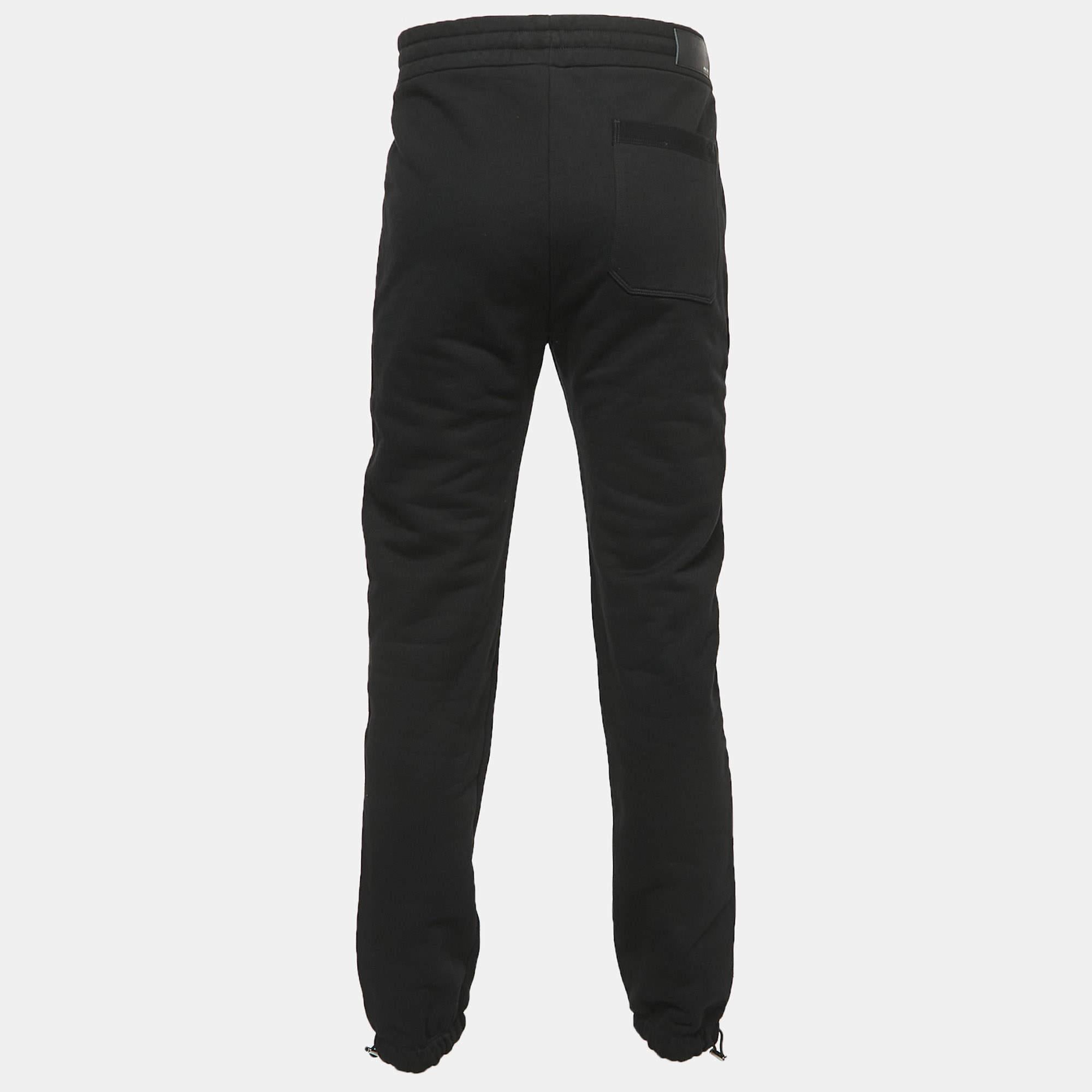 Step out for a jog with these super-stylish joggers, lounge around, or go out to run errands, the creation will make you feel comfortable all day. It has been made using high-grade materials and will go well with sneakers, t-shirts, or sweatshirts