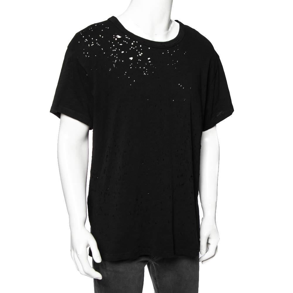 This lovely black t-shirt from the house of Amiri is a must-have. Crafted from 100% cotton, it is stylish and versatile. It has a distressed effect, short sleeves, a crew neck and is cut to offer a comfortable fit.