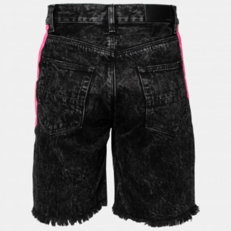 Feal se sent élégant dans ce short Amiri en coton. Le short noir présente un design usé avec des rayures contrastées sur les côtés et est parfait pour les sorties décontractées.