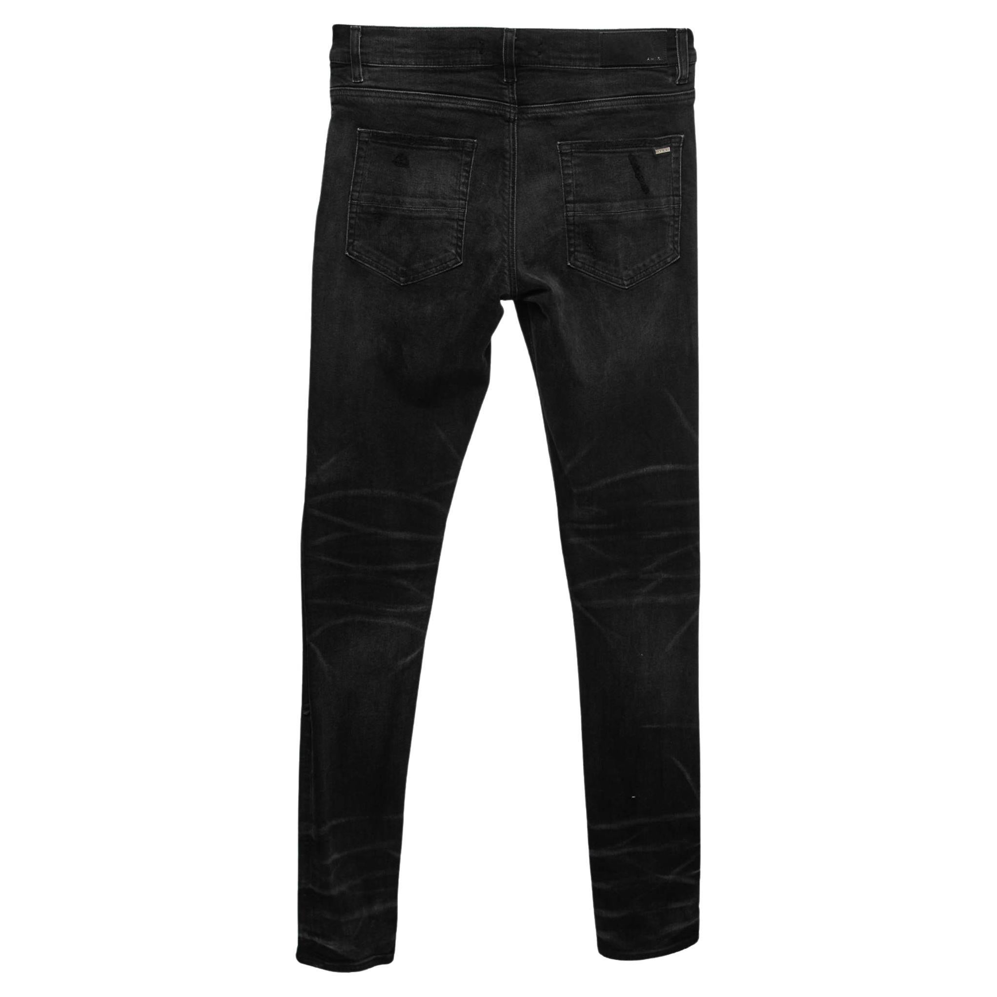 Diese Amiri Jeans ist ein Muss für Ihre Freizeitgarderobe. Sie ist aus Denim gefertigt und bietet ein angenehmes Tragegefühl. Sie haben einen schwarzen Farbton mit einem abgenutzten Finish. Diese gut sitzende Jeans hat mehrere Taschen und einen