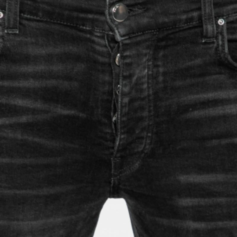 Remettez votre garde-robe au goût du jour avec ce jean d'Amiri ! Ils sont créés à partir d'un tissu en coton noir, enrichi de détails en relief. Le jean est conçu dans un style slim et est doté d'une fermeture boutonnée et de poches extérieures.
