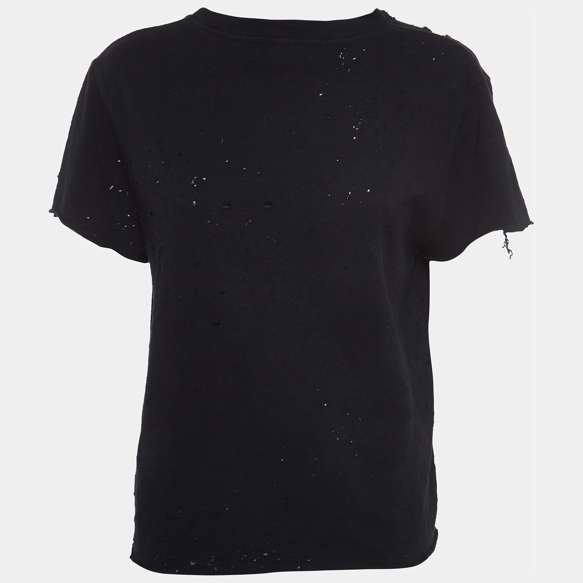 Get the comfort and the right casual style with this designer T shirt. Designed to be reliable and durable the creation has a simple neckline and signature detailing.