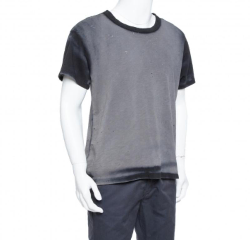 Abbraccia le tendenze attuali con questa elegante t-shirt di Amiri. Realizzato in cotone nelle tonalità del nero e del grigio, è caratterizzato da una finitura anticata e da un effetto sbiadito. La creazione è completata da uno scollo rotondo e da