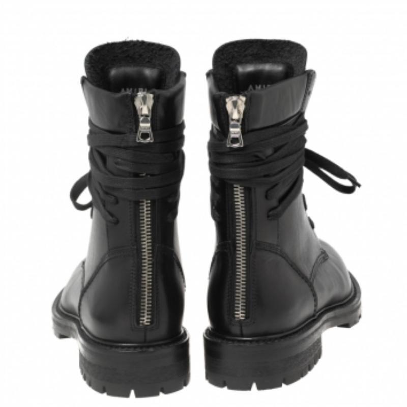 Verleihen Sie Ihrer Garderobe einen kantigen Dreh mit diesen Kampfstiefeln von Amiri. Die sorgfältig aus Leder gefertigten schwarzen Stiefel haben sauber platzierte Schnürsenkel, Ledereinlagen und Gummisohlen. Kombinieren Sie sie mit einem komplett