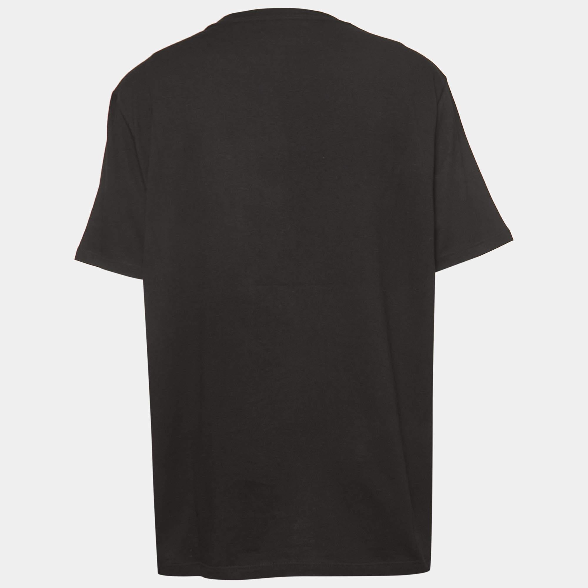 Get the comfort and the right casual style with this designer T-shirt. Designed to be reliable and durable, the creation has a simple neckline and signature detailing.

