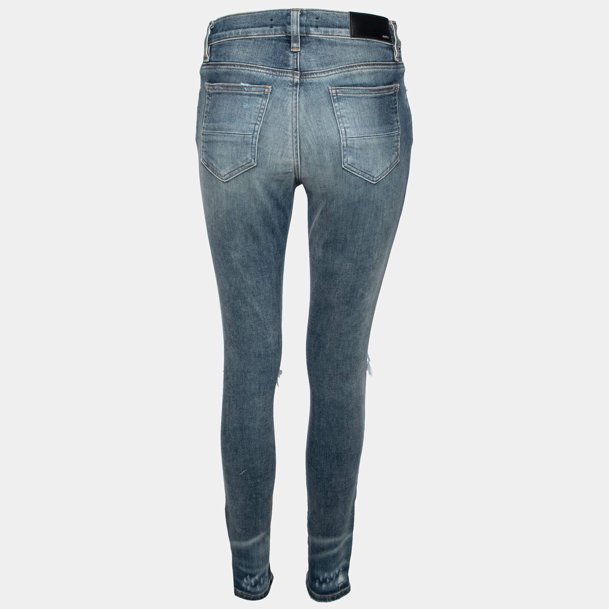 Diese umwerfende Jeans kommt von Amiri. Sie sind aus blauem Denim-Stoff gefertigt, der mit Distressed-Details und Reißverschlüssen am Knöchel verziert ist. Sie sind mit einem geknöpften Verschluss versehen. Diese Jeans ist so geschnitten, dass sie