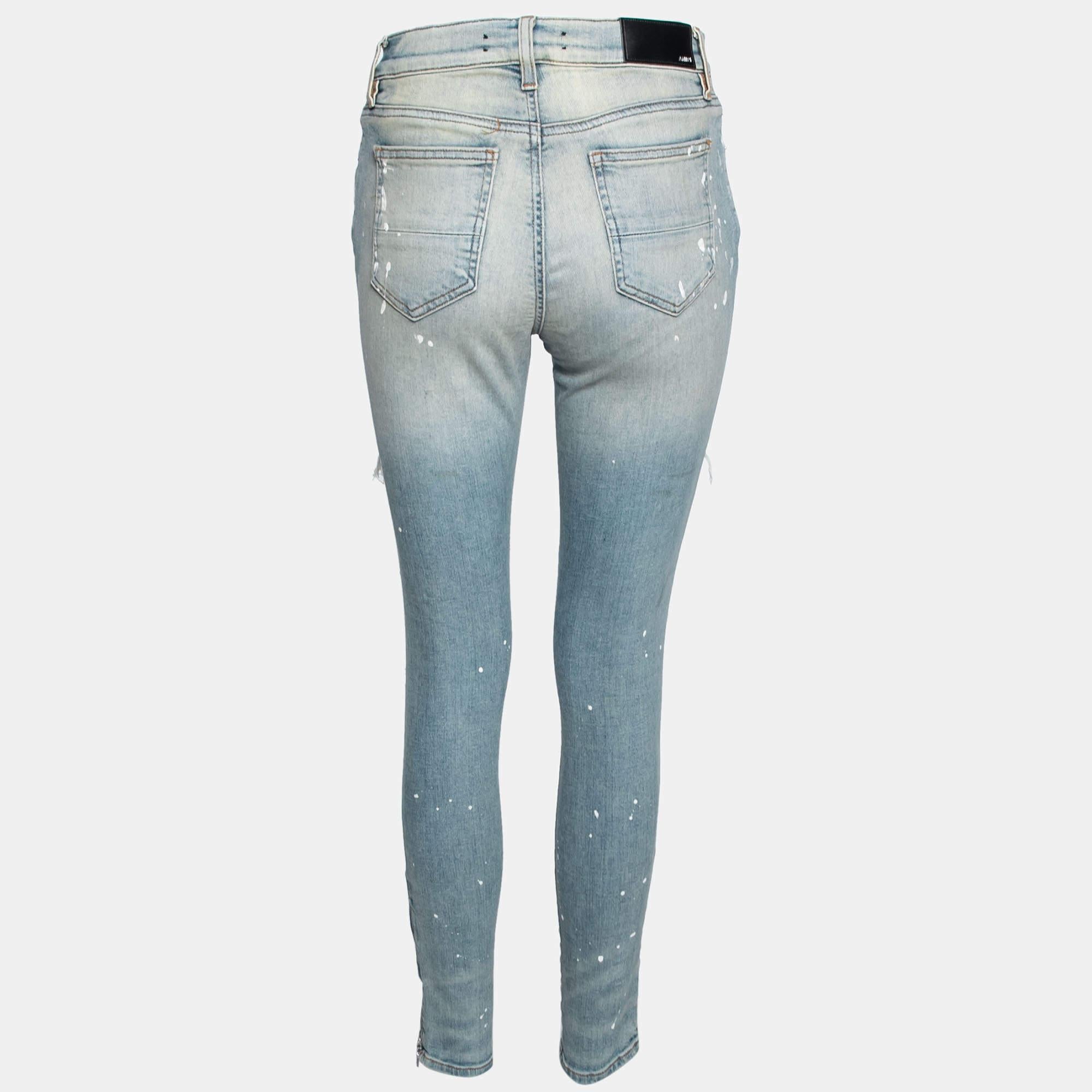 Questi splendidi jeans sono di Amiri. Sono stati creati utilizzando un tessuto denim blu arricchito da dettagli strappati e inserti di cristalli. Hanno una chiusura con bottoni e cinque tasche. Questi jeans sono realizzati su misura per offrire