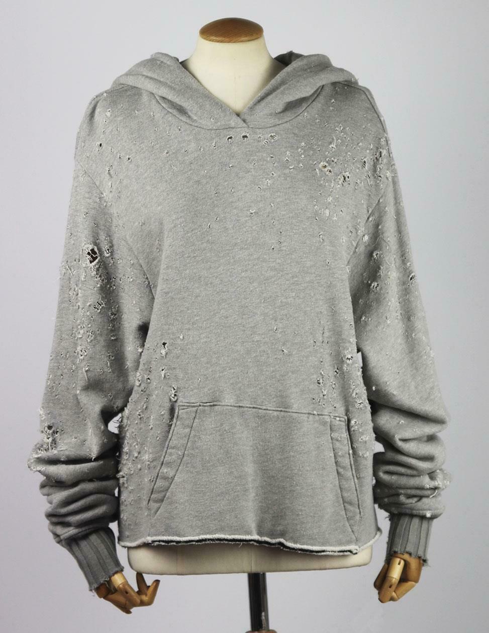 This hoodie by AMIRI is cut for a relaxed cropped fit with ribbed cuffs, and a kangaroo pocket, it is super soft and cozy which easily pairs with feminine bottoms.
Grey cotton-jersey.
Slips on.
72% Cotton, 18% modal; fabric2: 85% cotton, 15%