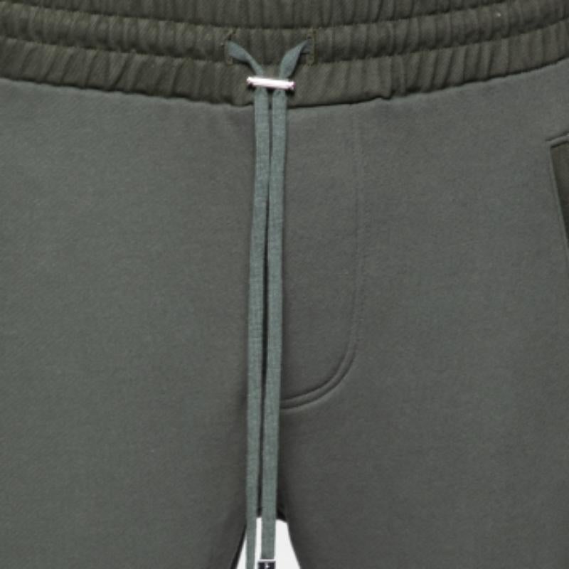 Soyez à l'aise et ayez du style toute la journée avec ce pantalon de survêtement Amiri. Ils ont été confectionnés à partir de tissus de qualité et la création est soulignée par des détails de poches plaquées et la taille élastiquée assure un