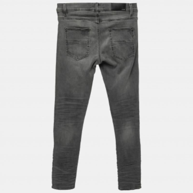 Indispensable à votre garde-robe décontractée, ce jean Amiri est fabriqué en denim et offre une expérience de port confortable. Elles présentent une teinte grise et une finition vieillie. Ce jean bien ajusté est doté de plusieurs poches et d'une