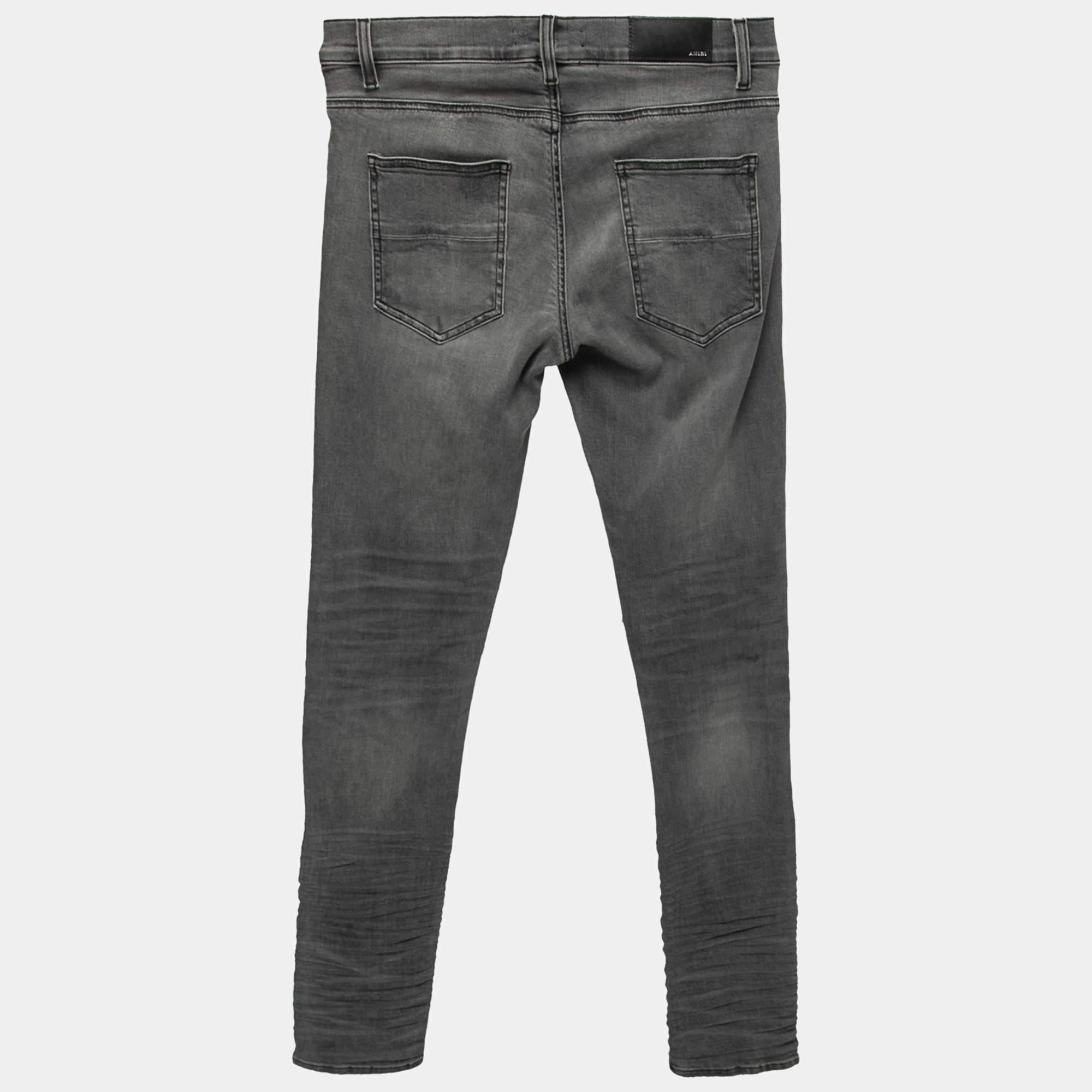 A must-have for your casual wardrobe, these Amiri jeans are made of denim offering a comfortable wearing experience. They carry a grey hue with a distressed finish. These well-fitting jeans have multiple pockets and a buttoned closure.


