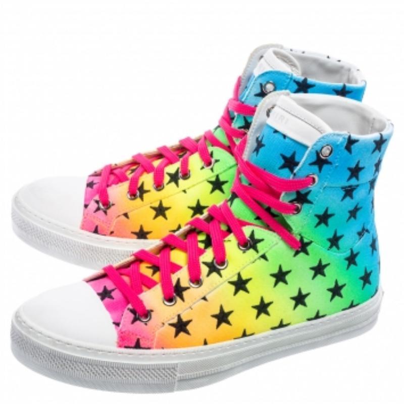 The fusion of different attractive shades gives these Amiri sneakers a distinctive charm. Made from canvas, this colorful creation features an eye-catching star motif, a rubber sole, and a high-top silhouette. The brand signature on the tongue adds