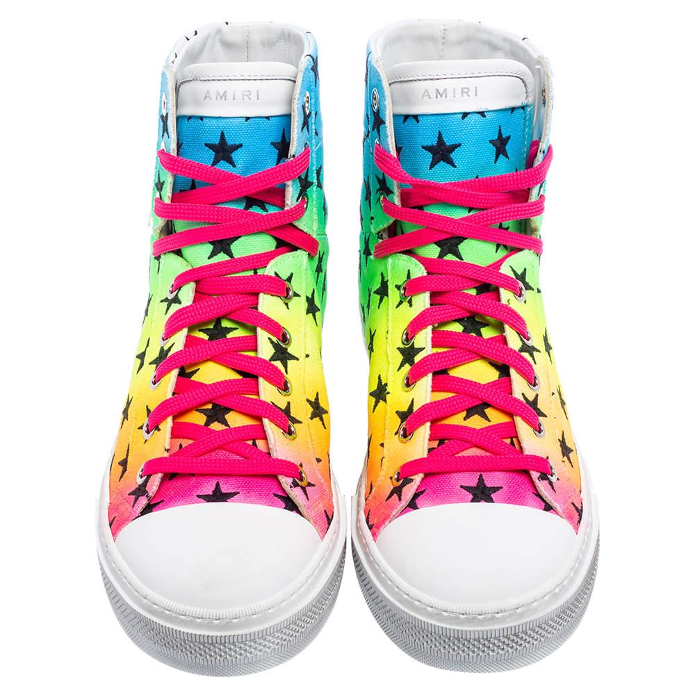 The fusion of different attractive shades gives these Amiri sneakers a distinctive charm. Made from canvas, this colorful creation features an eye-catching star motif, a rubber sole, and a high-top silhouette. The brand signature on the tongue adds