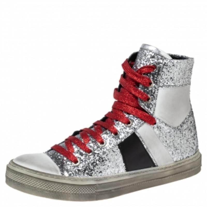 A blend of style and bold simplicity, these high-top sneakers from Amiri will smartly complement your casual ensemble. Designed in multicolored shades with contrasting white cap toes, the sneakers are crafted from glitter and leather. They are
