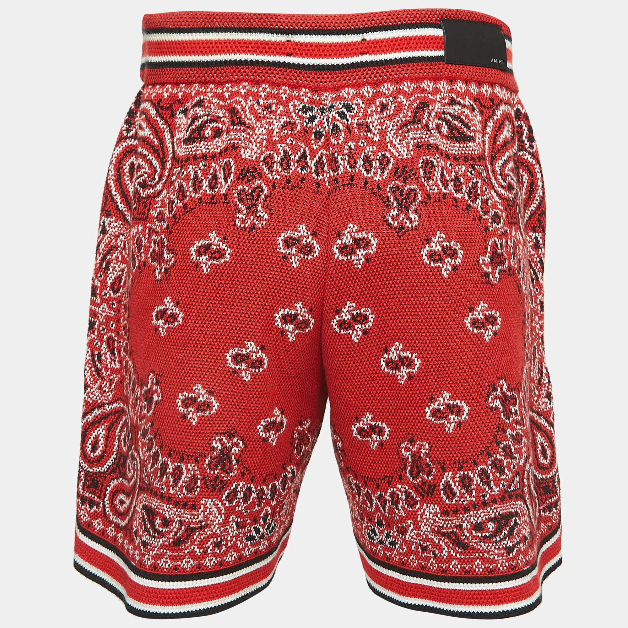 Strandurlaube verlangen nach einem stilvollen Paar Shorts wie diesem. Die aus hochwertigem Stoff genähten Shorts sind mit klassischen Details versehen und haben eine hervorragende Länge. Tragen Sie es zu T-Shirts.

