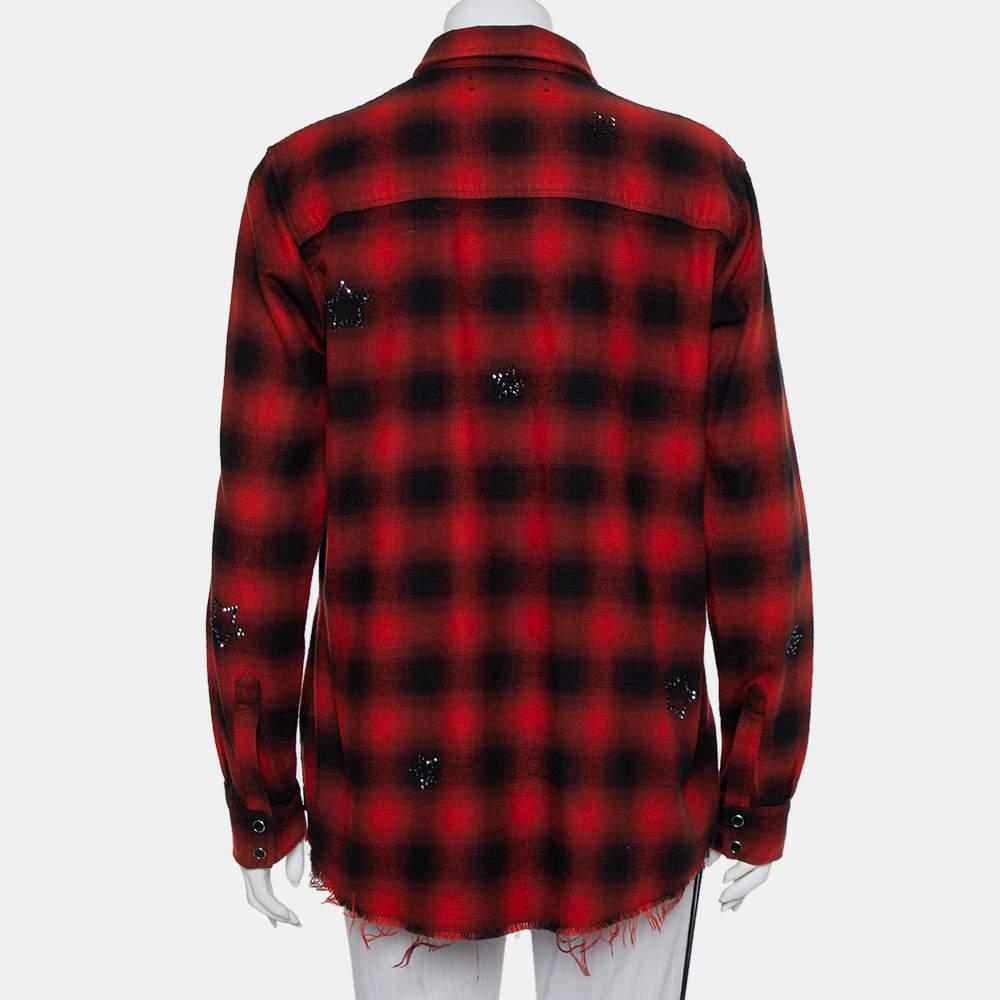 Una pieza como ésta se puede combinar de muchas maneras. La camisa Amiri está hecha de algodón y presenta un estampado de franela a cuadros en tonos rojos y negros. La creación está decorada con estrellas de cristal y rematada con un dobladillo