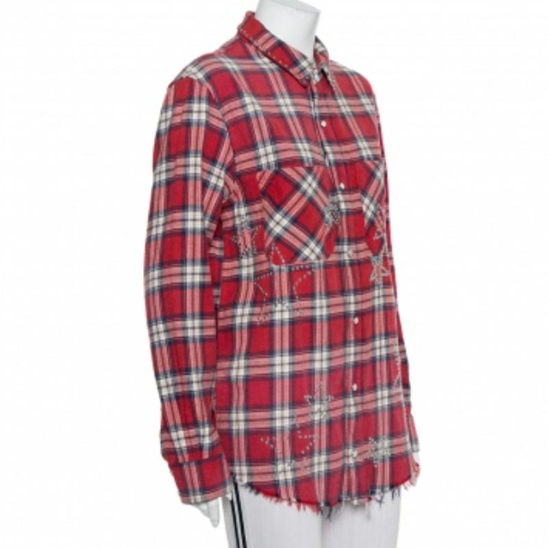 A piece like this can be styled in so many ways! The Amiri shirt is made from cotton and features a plaided flannel pattern in a red hue. The creation is dazzled with crystal-embellished star motifs and finished off with a frayed hemline. Style it