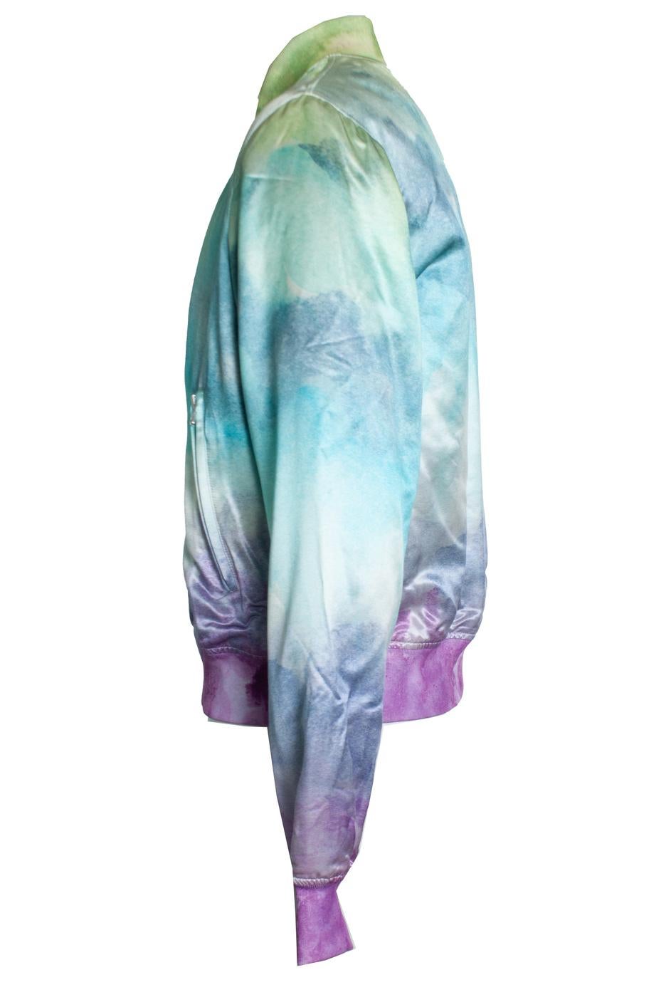 Amiri, Bomberjacke aus aquarellierter Seide. Der Artikel ist neu mit Etikett.

ZUSTAND: neu mit Etikett

GRÖSSE: IT52 - XL

MASSNAHMEN: Länge 66 cm, Breite 53 cm, Taille 50 cm, Schulterbreite 50 cm, Ärmellänge 70 cm

MATERIAL: 77% Viskose 23%