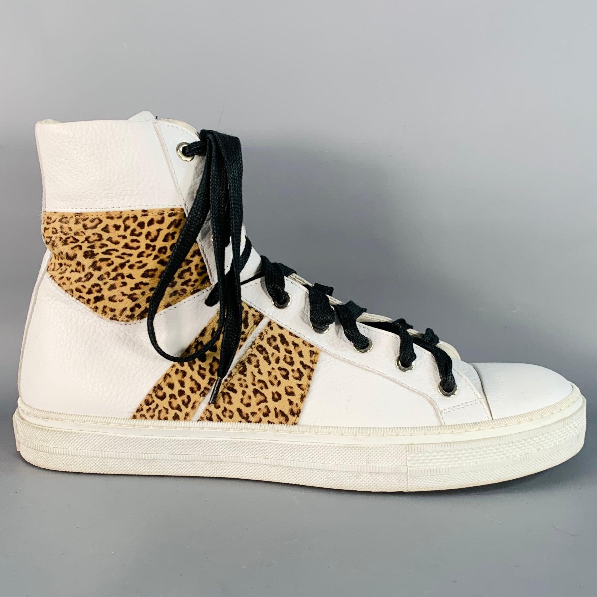 AMIRI sneakers
in a white leather featuring a high top style, brown animal print faux fur details, and lace-up closure. Made in Italy.Good Pre-Owned Condition. Multiple marks. 

Marked:   IT 44Outsole: 12 inches  x 4 inches 
  
  
 
Sui Generis