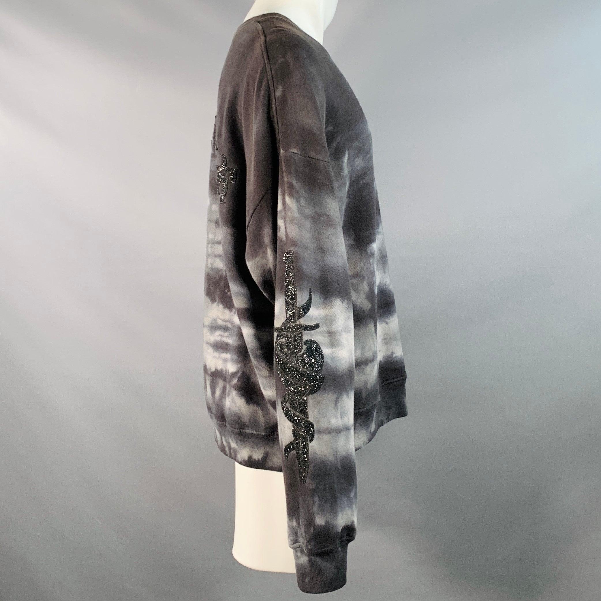 Felpa Amiri
in cotone grigio e nero, con design tie dye, maniche lunghe con applicazioni di cuori a coltello glitterati neri e girocollo. Made in USA.Ottime condizioni di usato. Minimo pilling. 

Contrassegnato:   S 

Misure: 
 
Spalla: 28,5 pollici