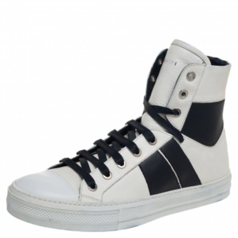 Ergänzen Sie Ihren Freizeitlook mit diesen High-Top-Sneakern aus dem Hause Amiri! Diese Sneakers aus weißem und schwarzem Leder haben ein minimalistisches Design, einfache Schnürsenkel und eine strapazierfähige Sohle für dauerhaften Tragekomfort.