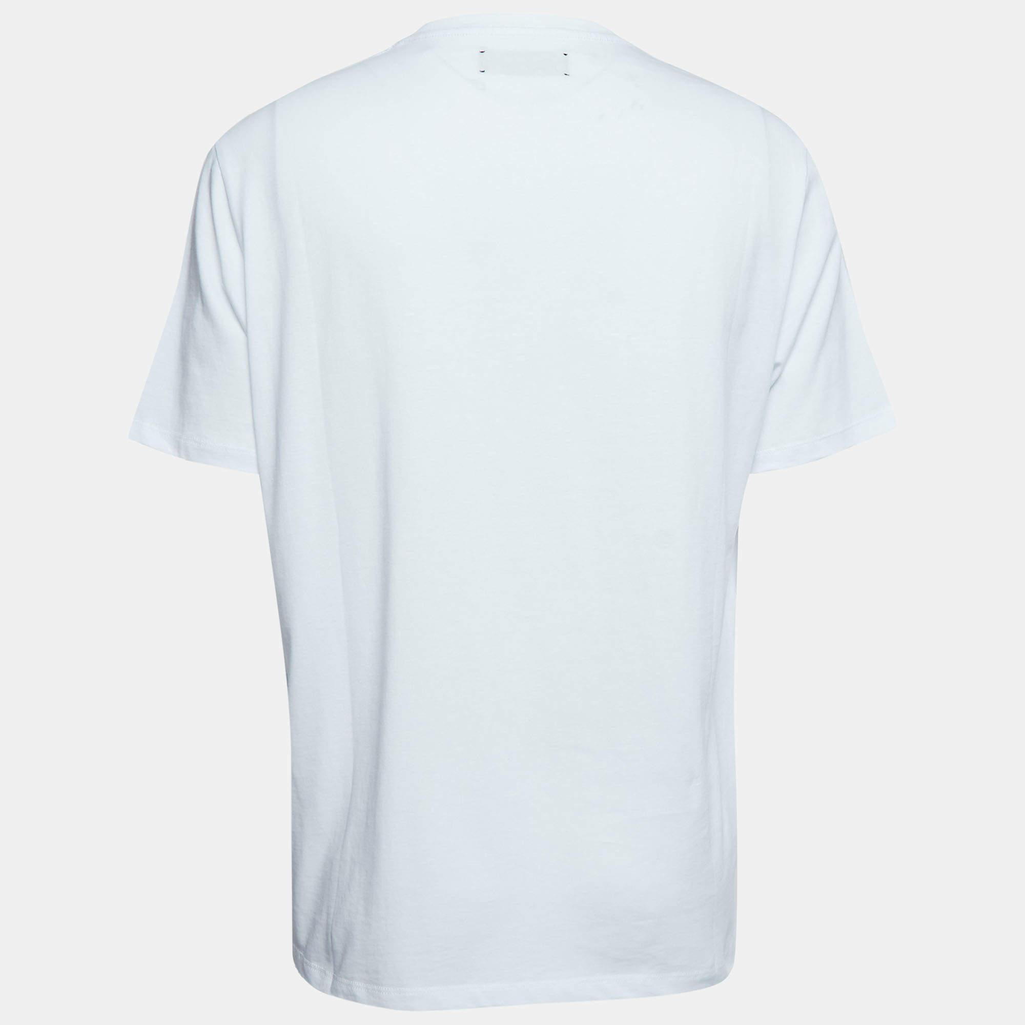Que ce soit pour des sorties décontractées entre amis ou pour se prélasser, ce t-shirt est une pièce polyvalente et peut être stylisé de nombreuses façons. Il a été réalisé avec du tissu fin.

