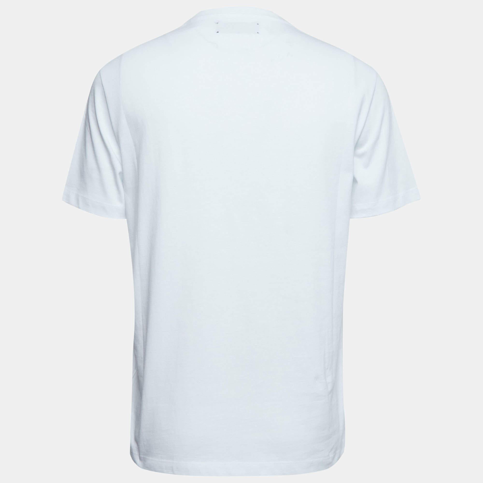 Get the comfort and the right casual style with this designer T-shirt. Designed to be reliable and durable, the creation has a simple neckline and signature detailing.

