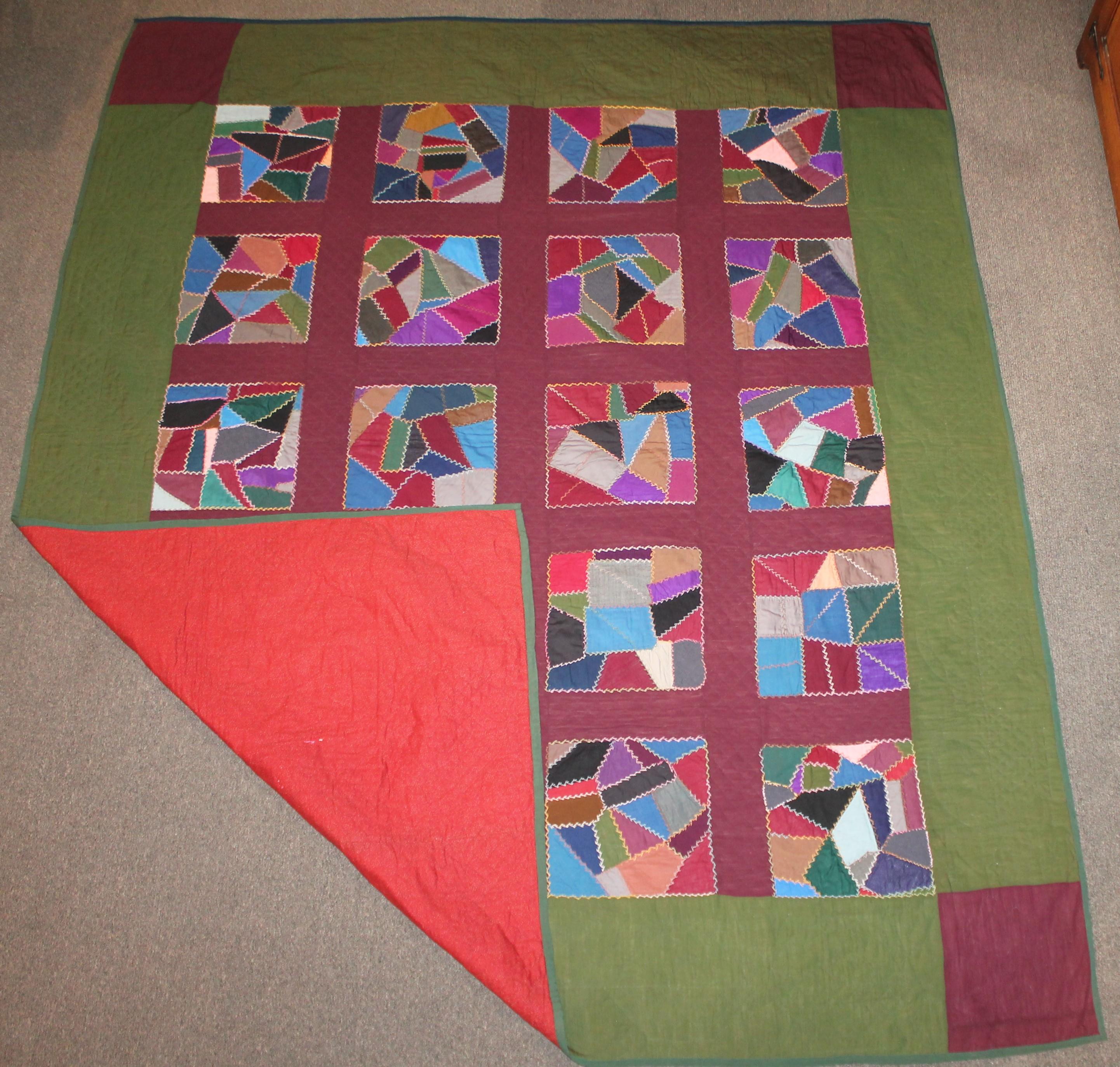 Questo crazy quilt contenuto in un quadrato di Lancaster County, Pennsylvania, è in ottime condizioni. Il bordo della trapuntatura a canestro è presente su tutti i lati. Il bordo in lana verde pisello ha blocchi angolari viola e cornici interne