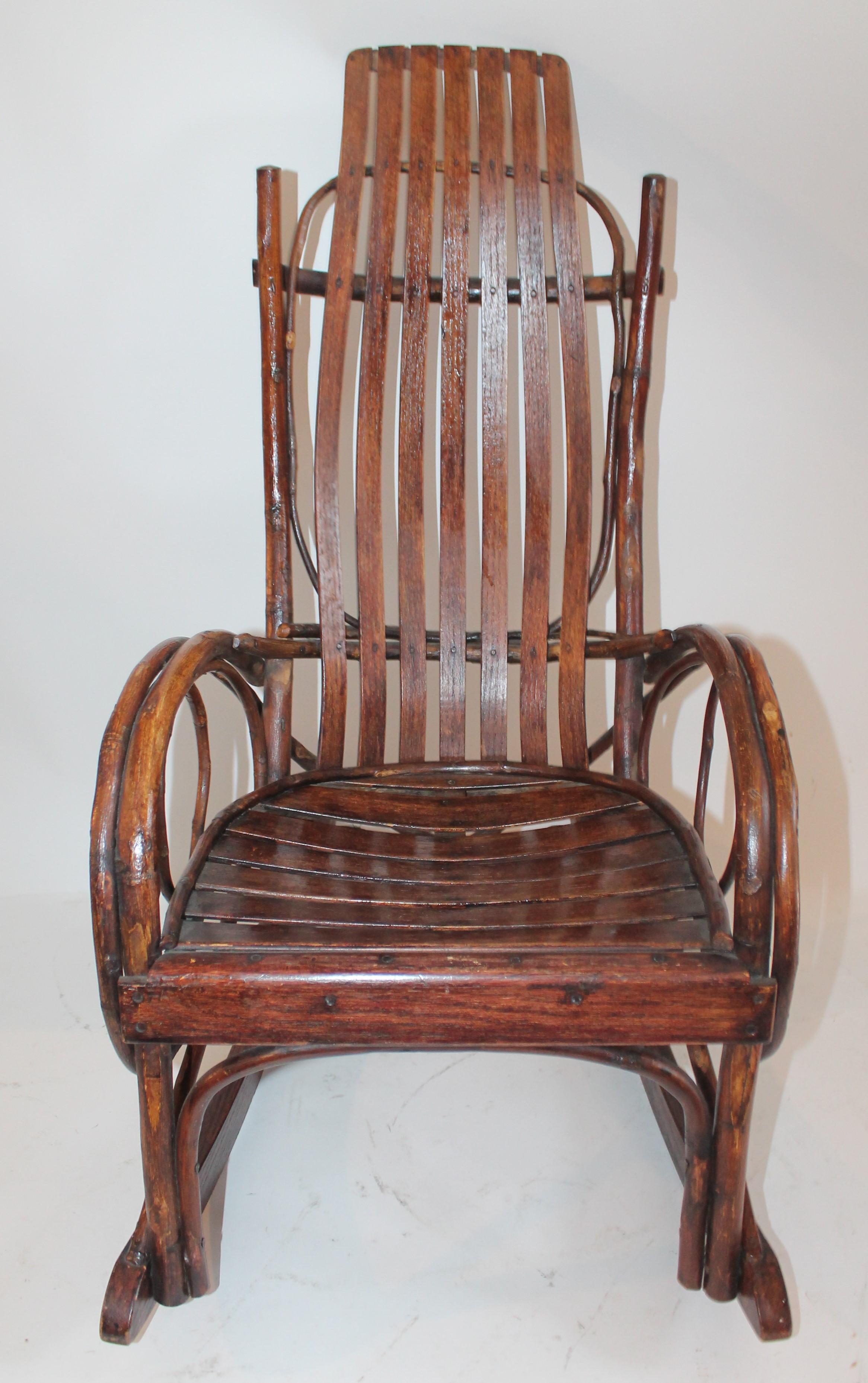 Dieser alte amische Kinderschaukelstuhl ist in gutem Zustand und wurde in Lancaster County, Pennsylvania, gefunden. Der Stuhl ist ebenfalls in einwandfreiem Zustand. Dieser Schaukelstuhl hat eine sehr schöne Patina.