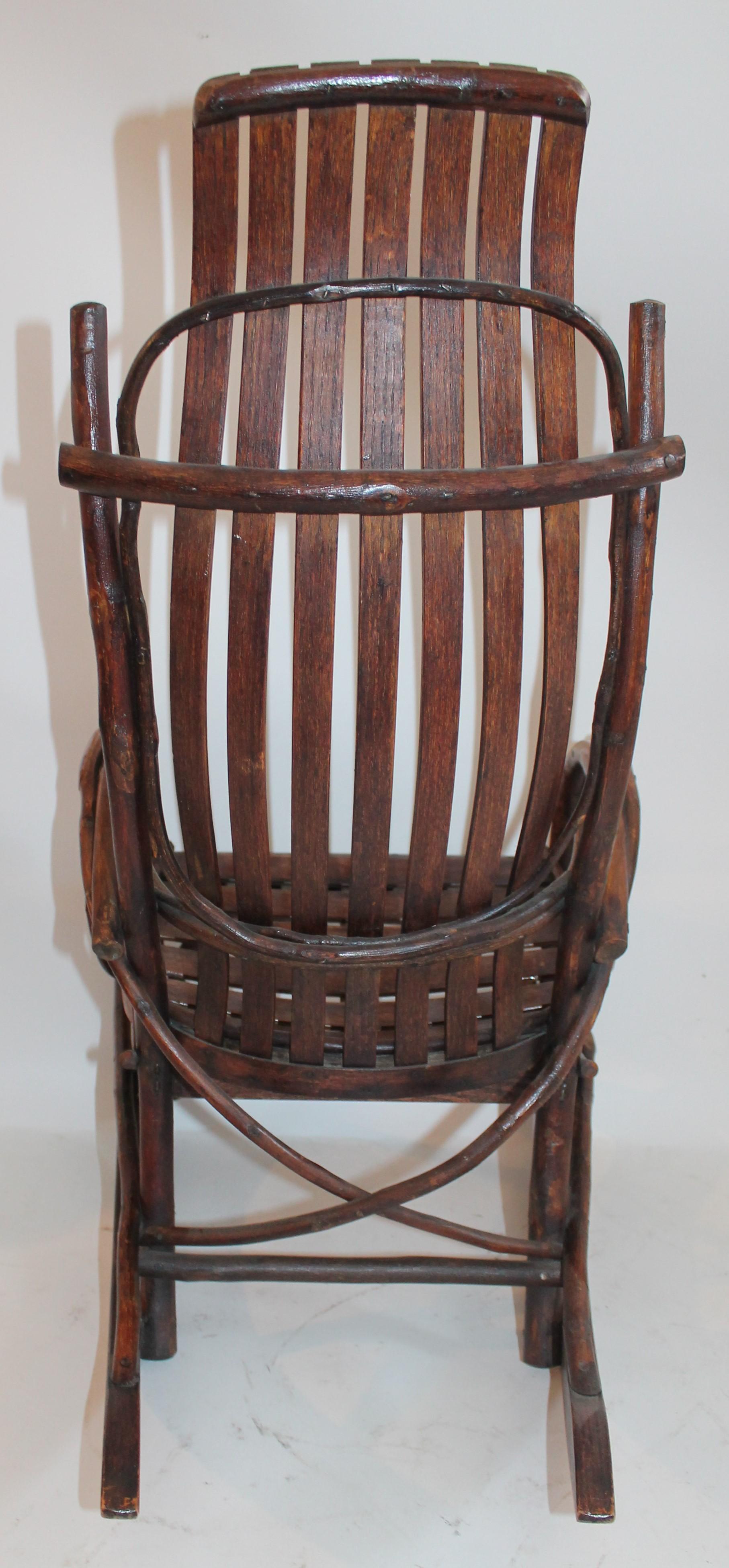 Kinderschaukelstuhl aus gebogenem Amish-Holz (Handgefertigt) im Angebot