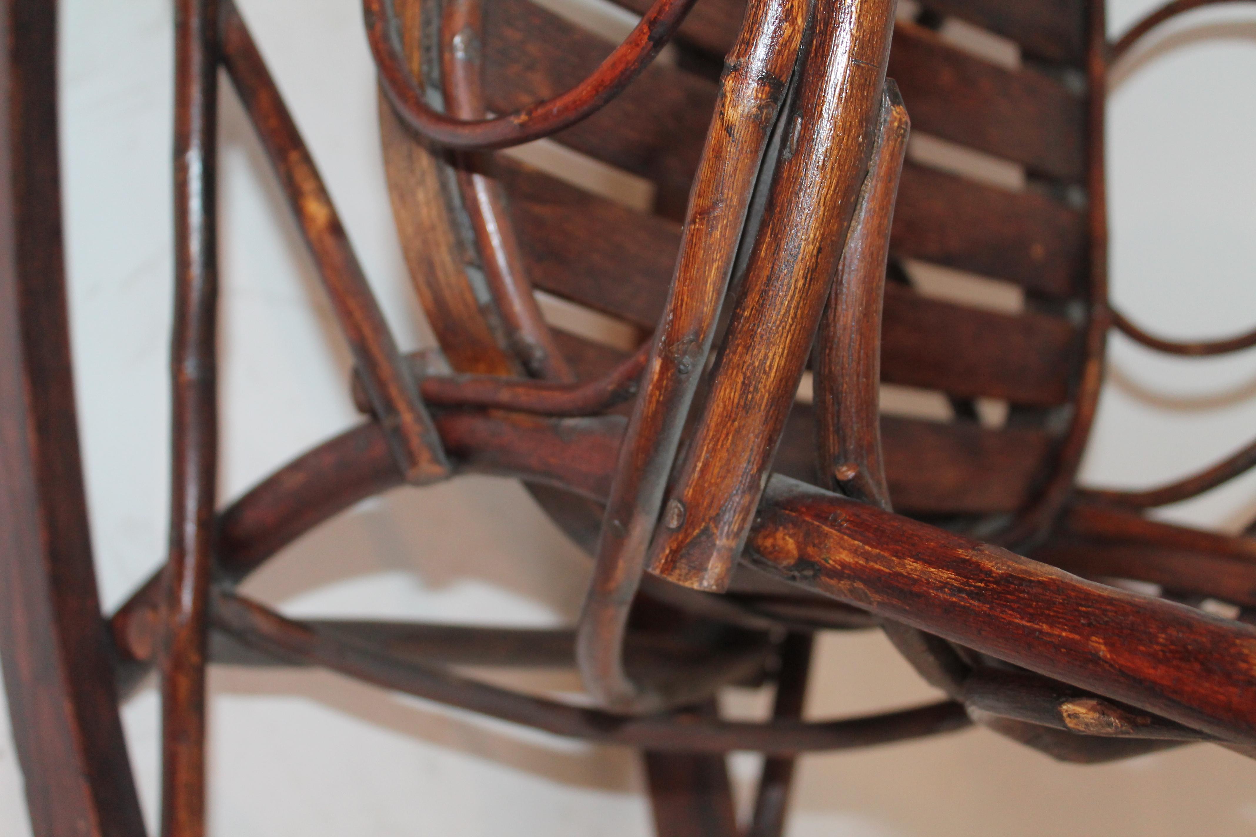 Kinderschaukelstuhl aus gebogenem Amish-Holz (20. Jahrhundert) im Angebot