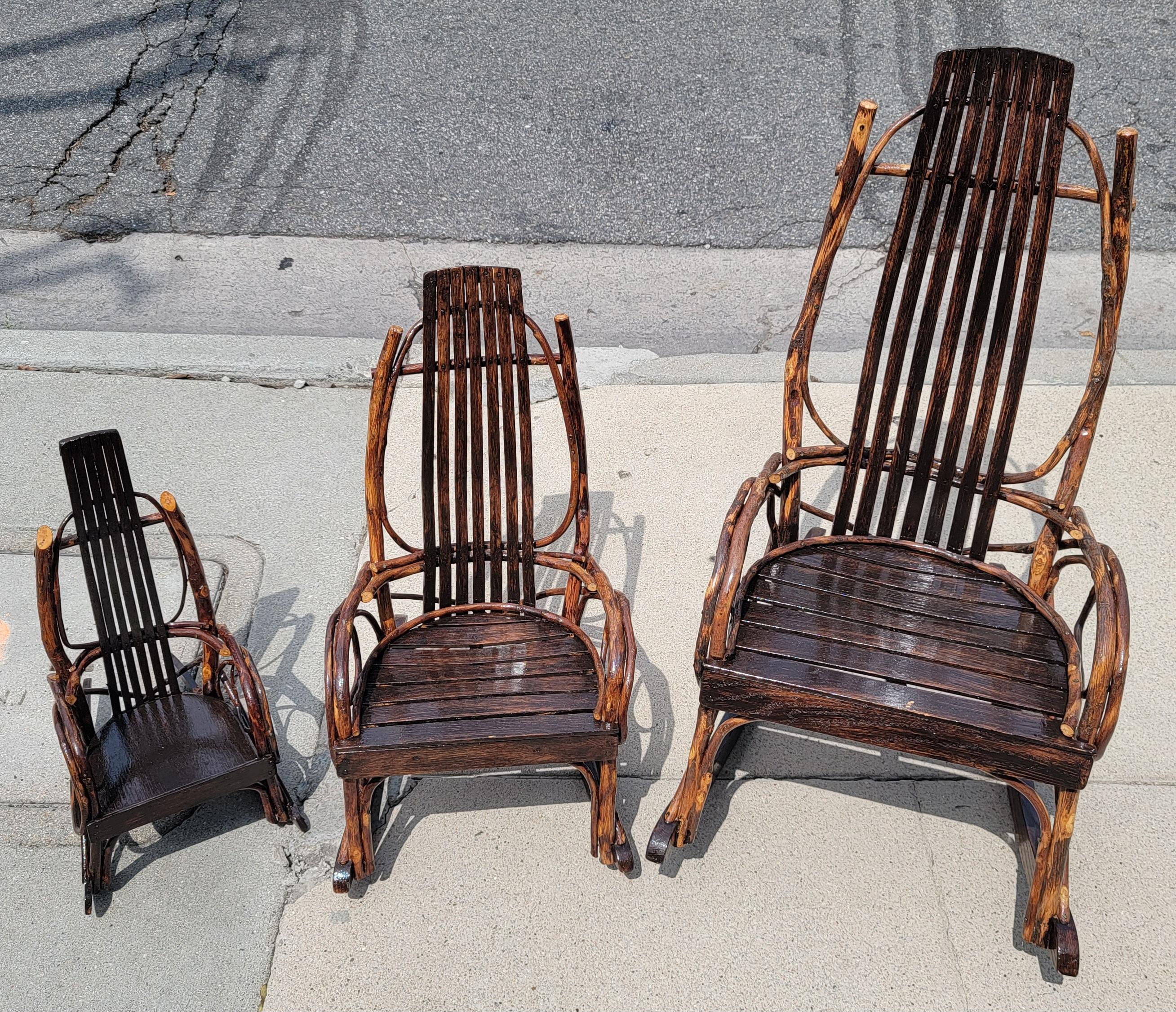 Chaises à bascule pour enfants fabriquées à la main par les Amish et en bon état. 
Ces chaises à bascule sont marquées Amish 1988 et proviennent du comté de Lancaster, en Pennsylvanie. Ces fauteuils à bascule pour enfants sont tous en très bon état