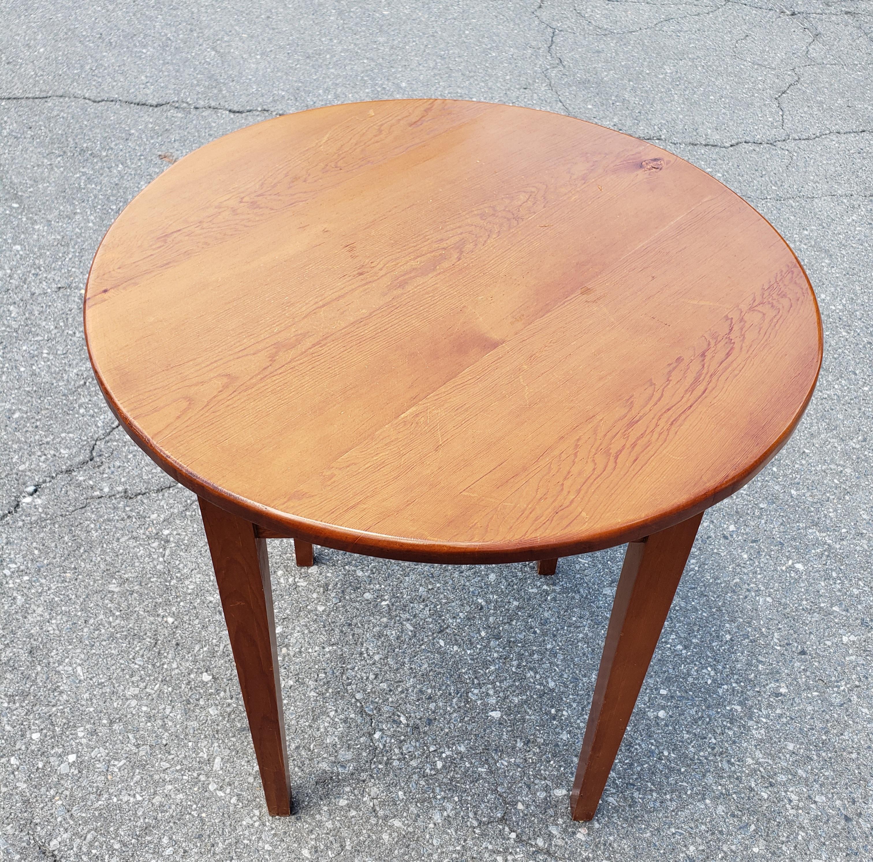 Amish Hand-Crafted Pine Round Lamp Table In Good Condition For Sale In Germantown, MD