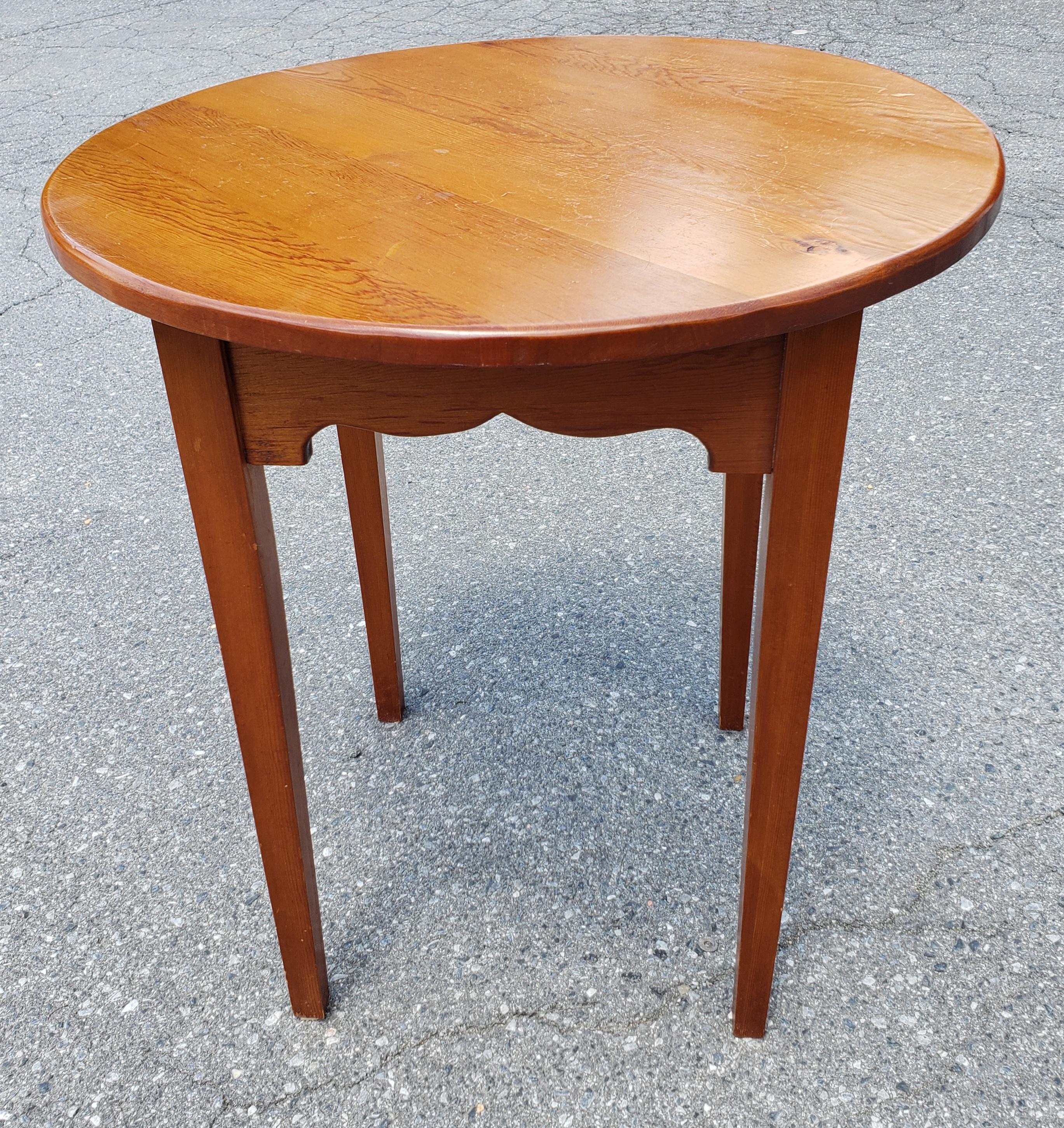 Amish Hand-Crafted Pine Round Lamp Table For Sale 1