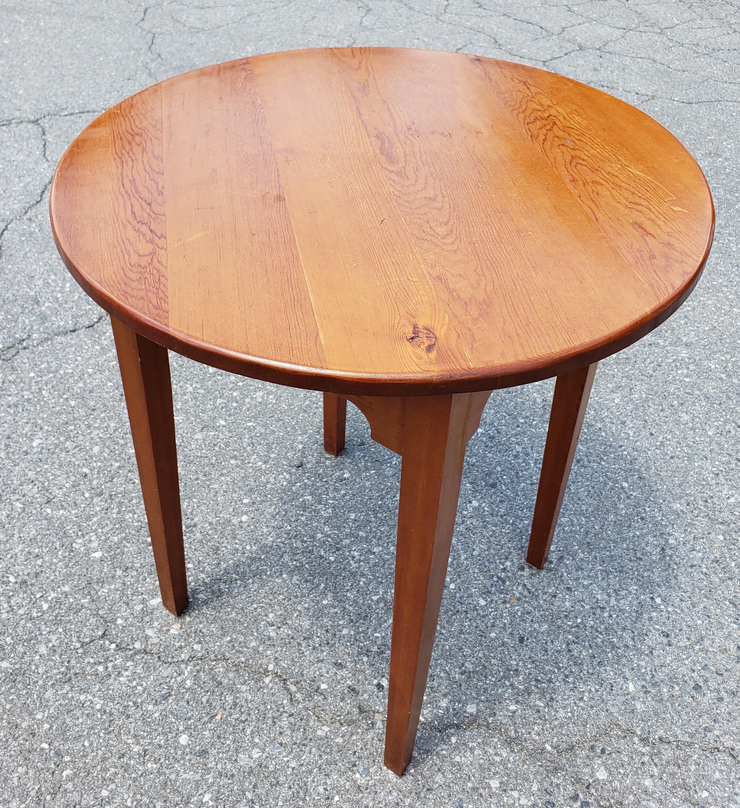 Amish Hand-Crafted Pine Round Lamp Table For Sale 2