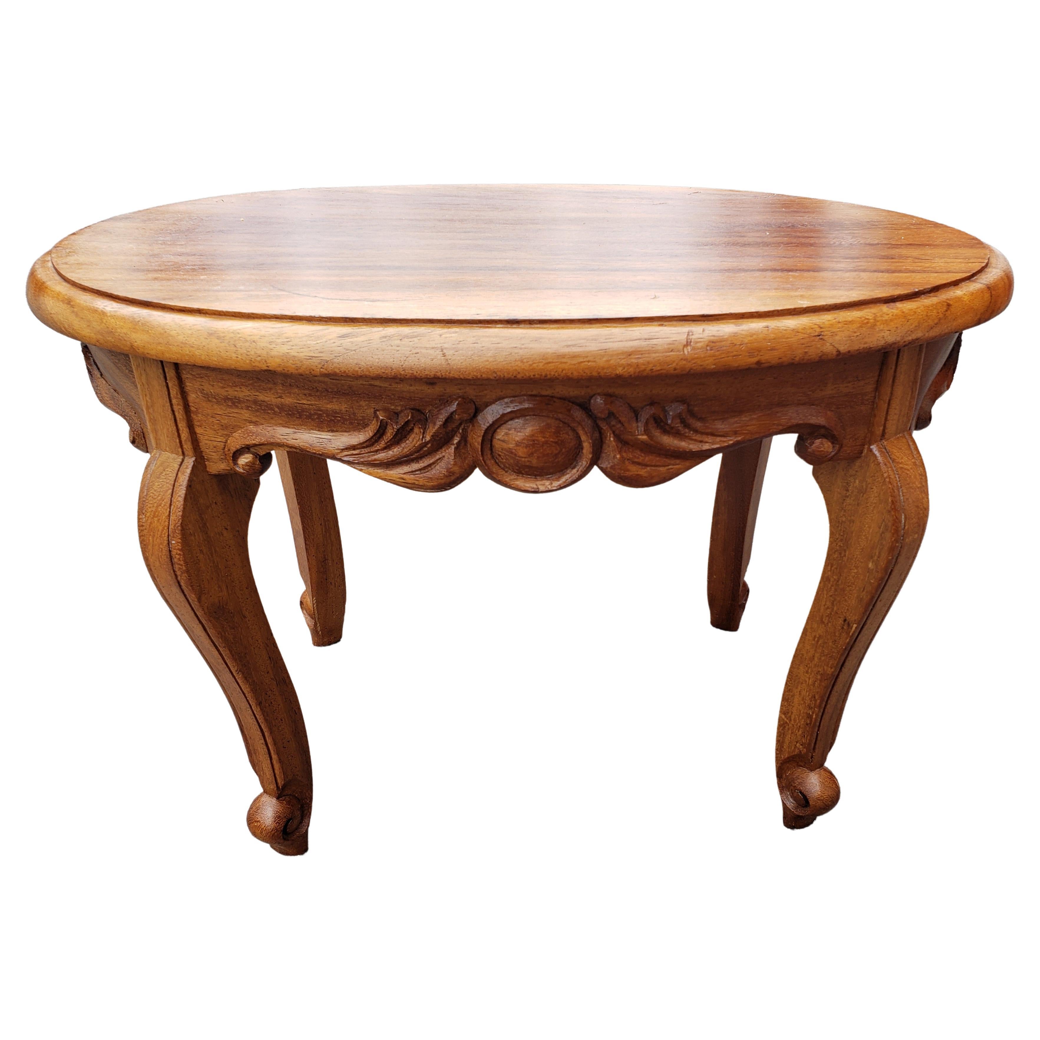 American Classical Amish Hand Crafted Solid Oval Red Oak Wood Desert Table Side Table, Circa 1970s For Sale